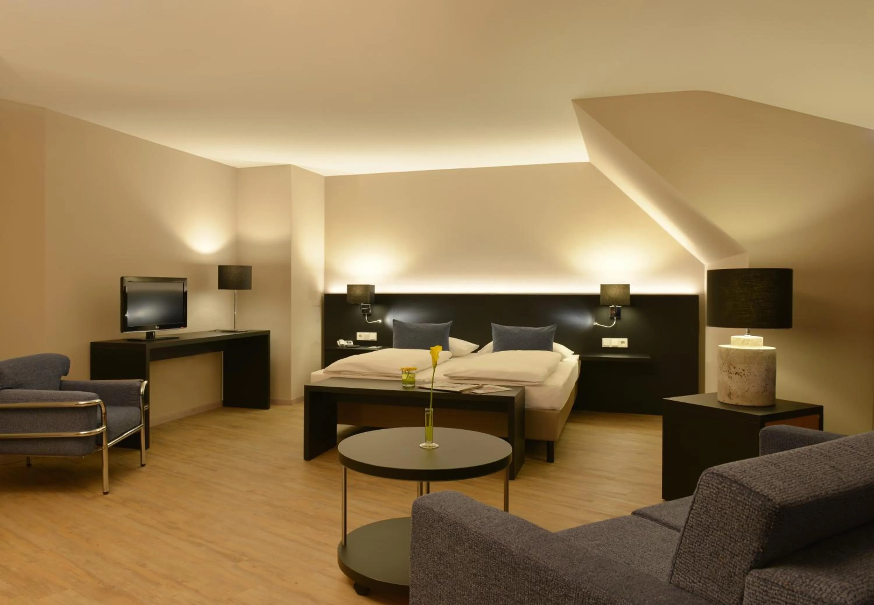 Photo of the whole room, Bed in relexa hotel Schatten Stuttgart