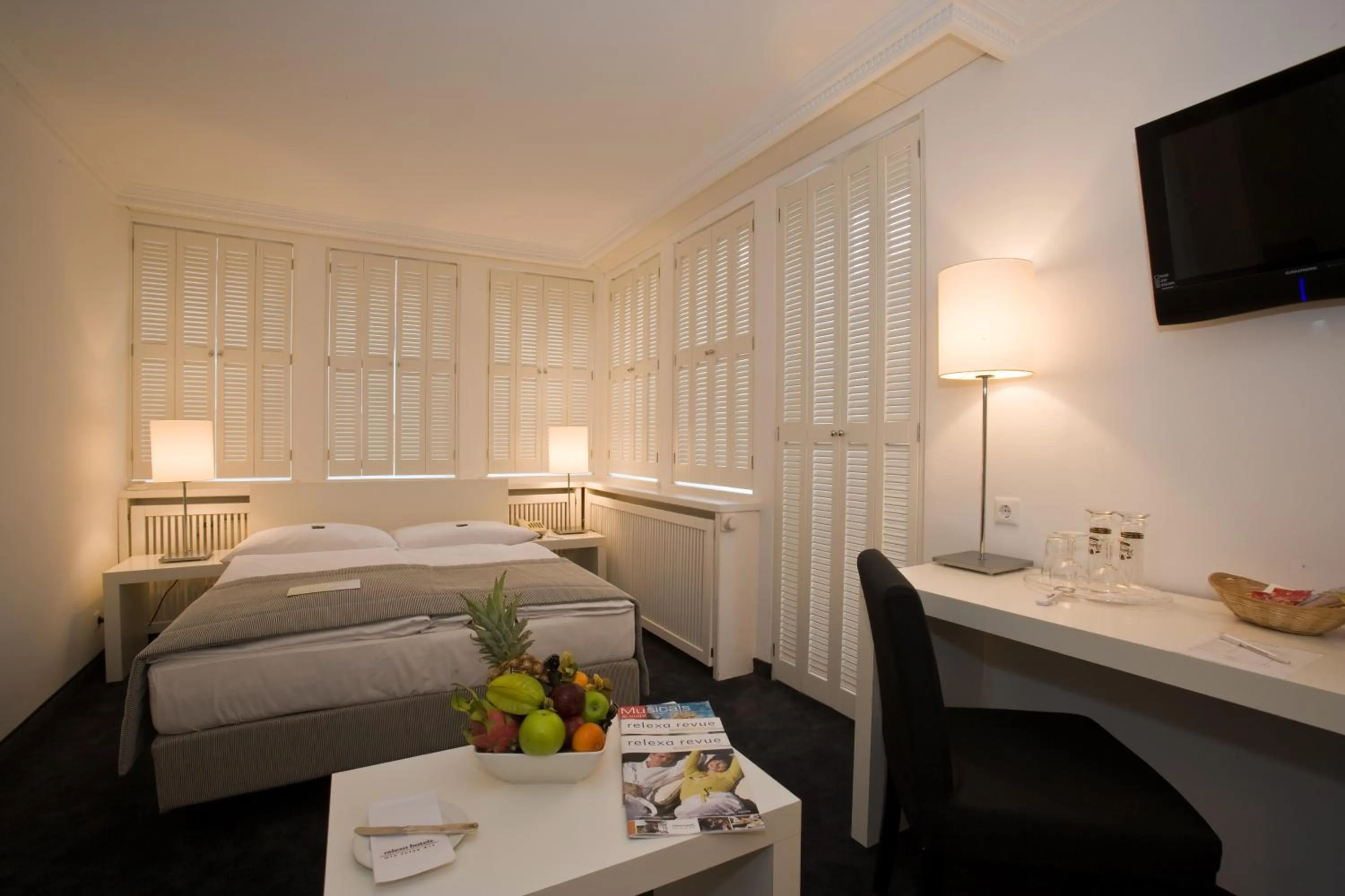 Photo of the whole room, Bed in relexa hotel Schatten Stuttgart