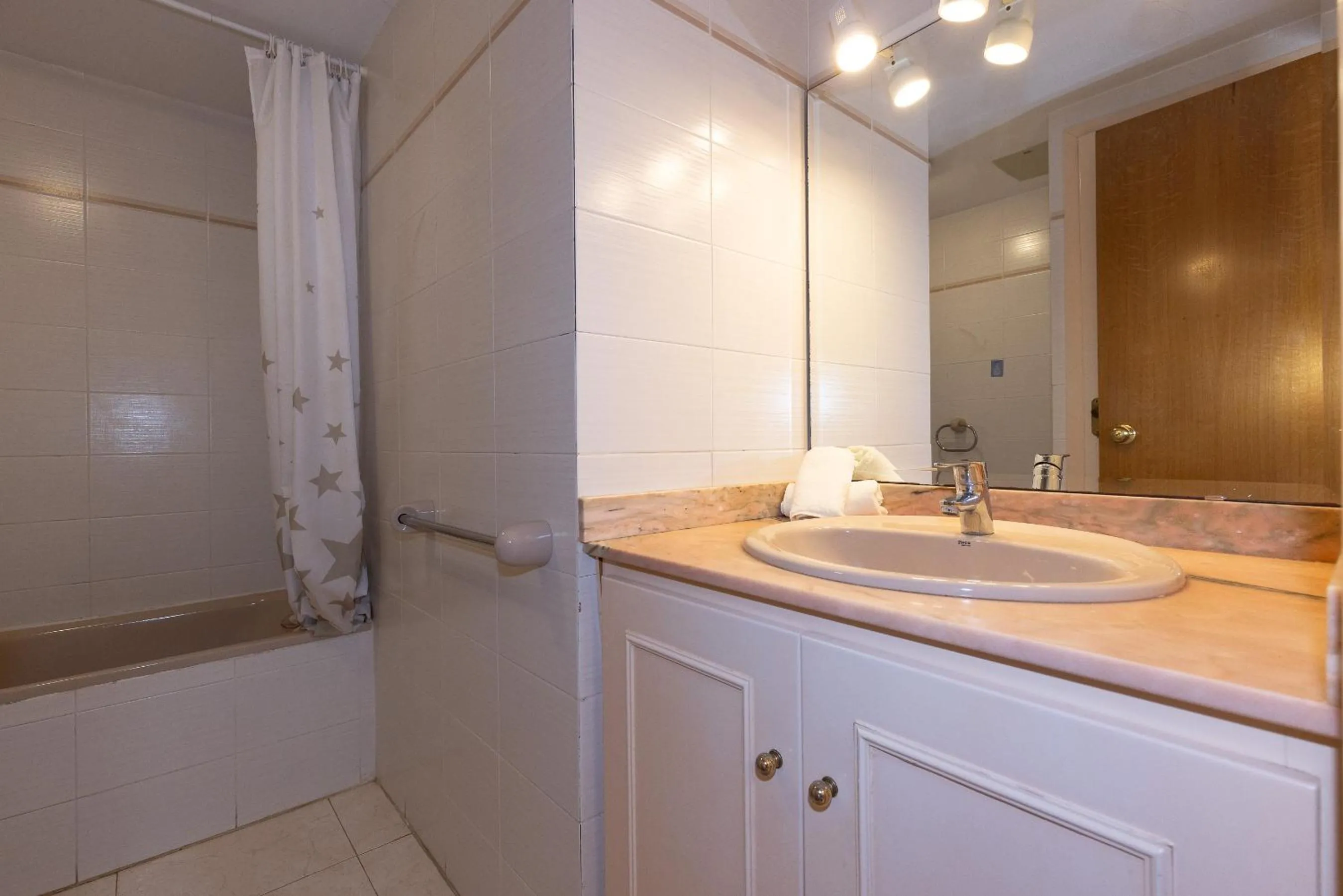 Bathroom in UHC Txingudi Family Apartments