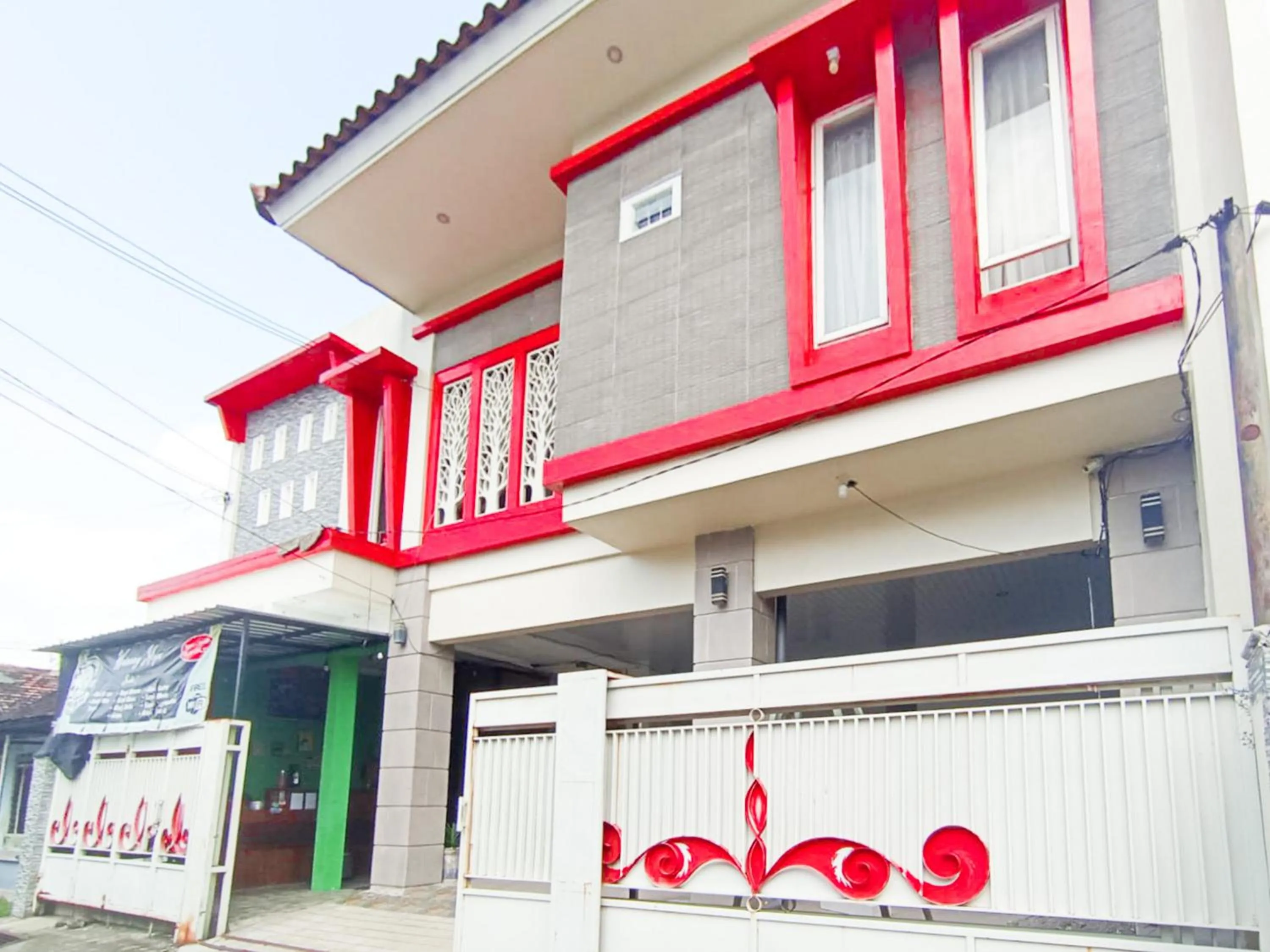 Facade/entrance in RedDoorz at Griya Jeniee Near Stadion Wilis Madiun