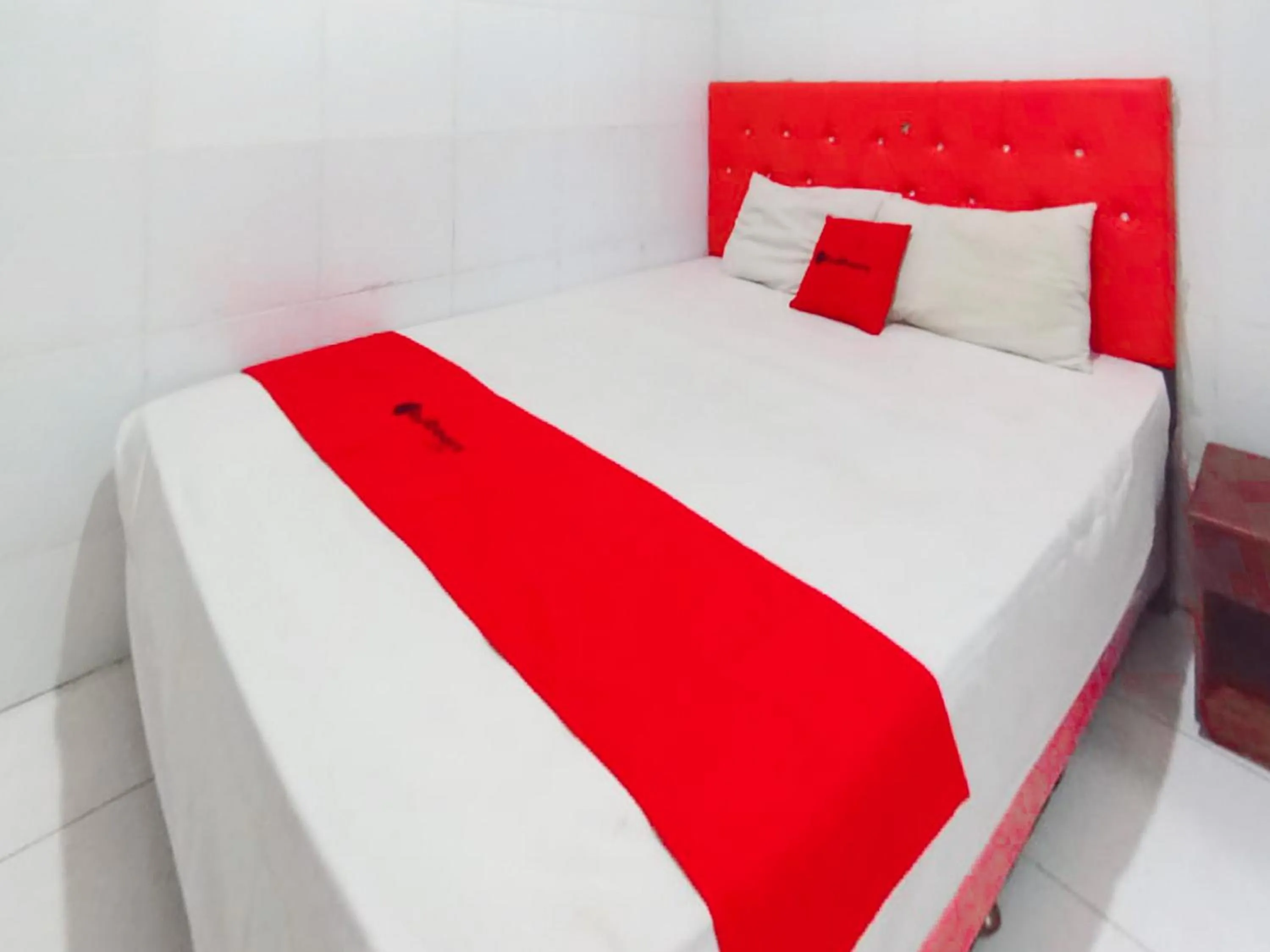 Bedroom, Bed in RedDoorz at Griya Jeniee Near Stadion Wilis Madiun