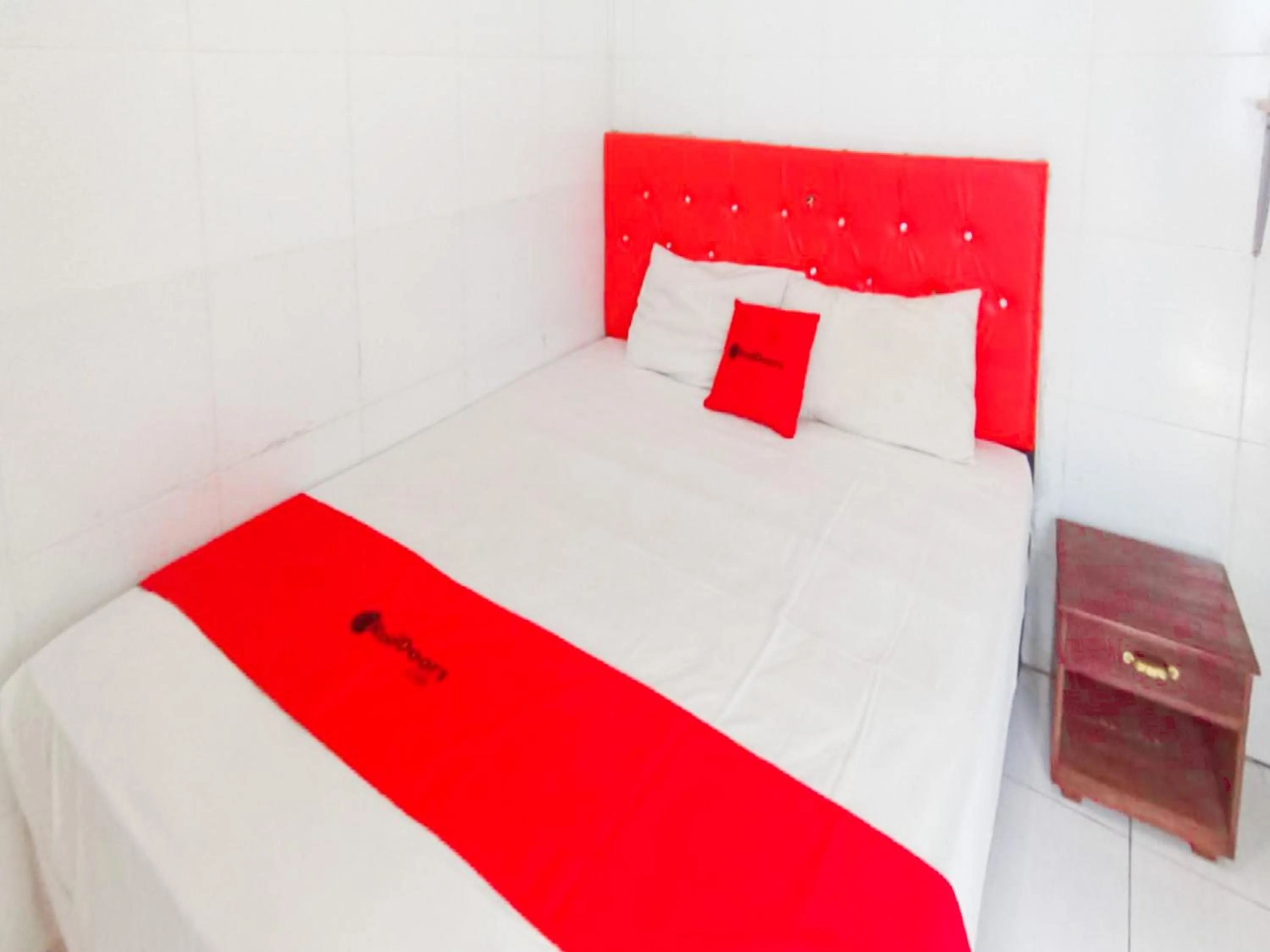 Bedroom, Bed in RedDoorz at Griya Jeniee Near Stadion Wilis Madiun