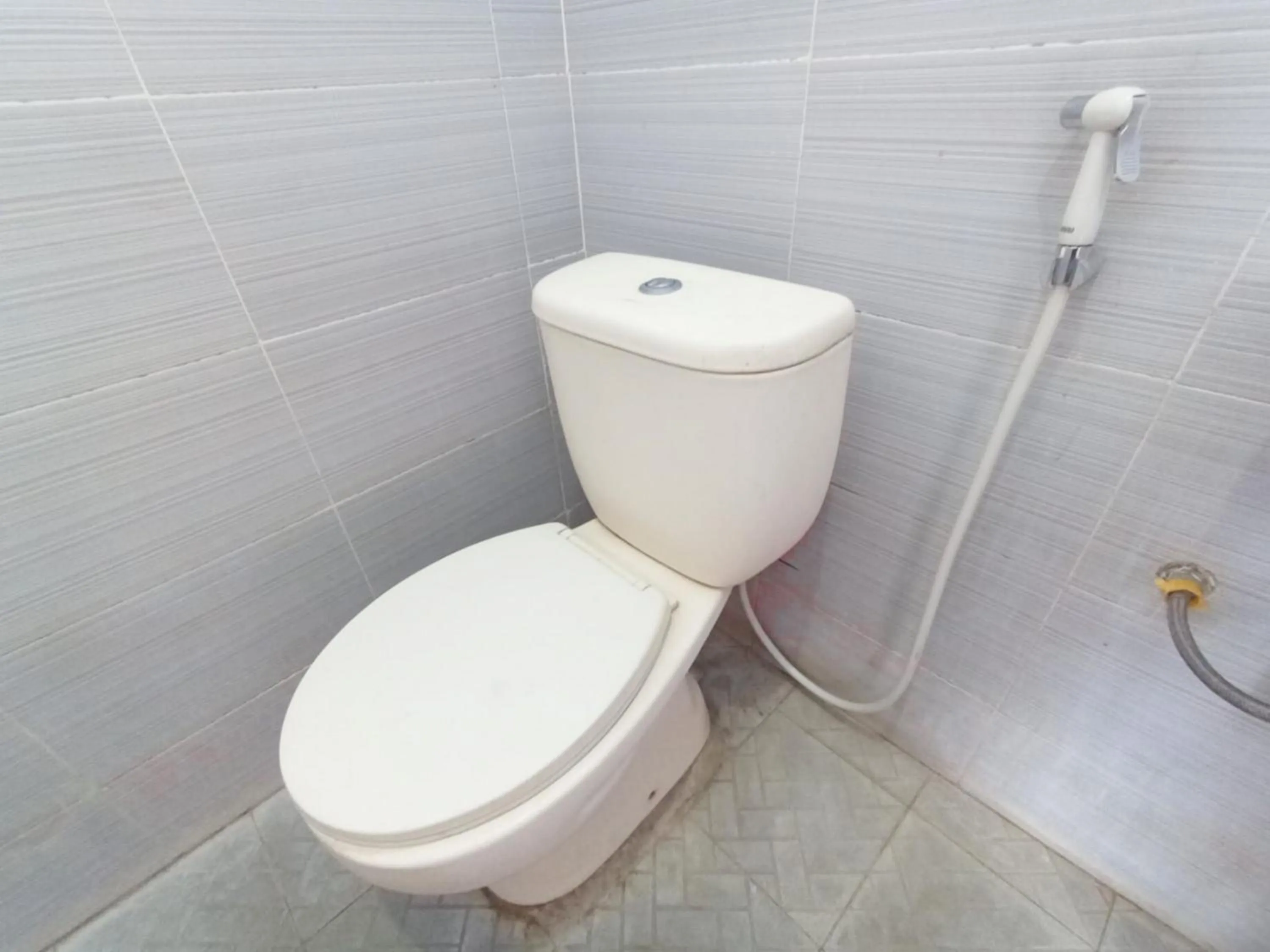 Bathroom in RedDoorz at Griya Jeniee Near Stadion Wilis Madiun