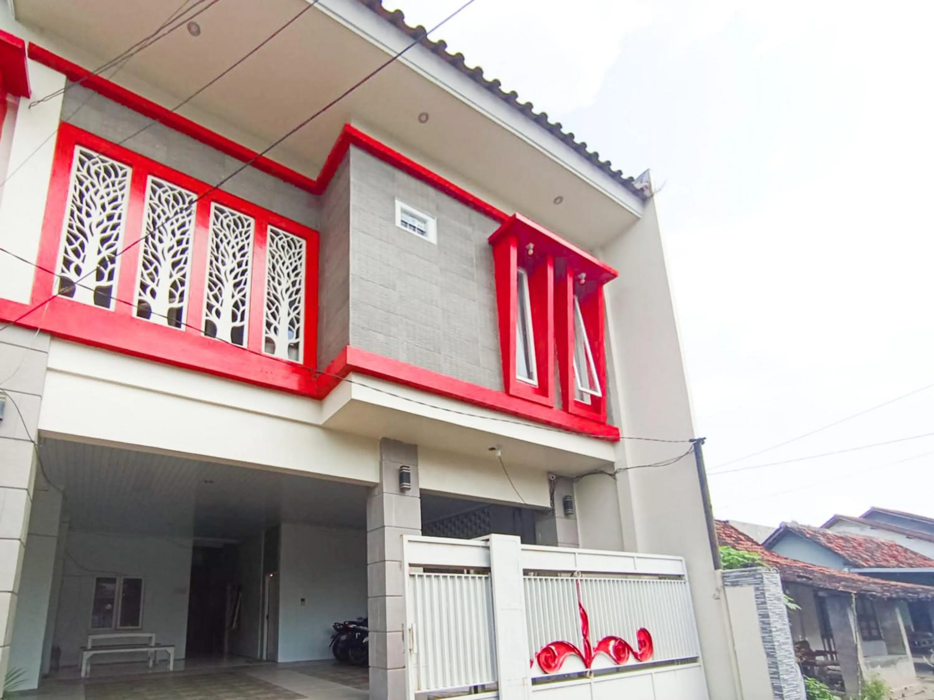 Facade/entrance in RedDoorz at Griya Jeniee Near Stadion Wilis Madiun