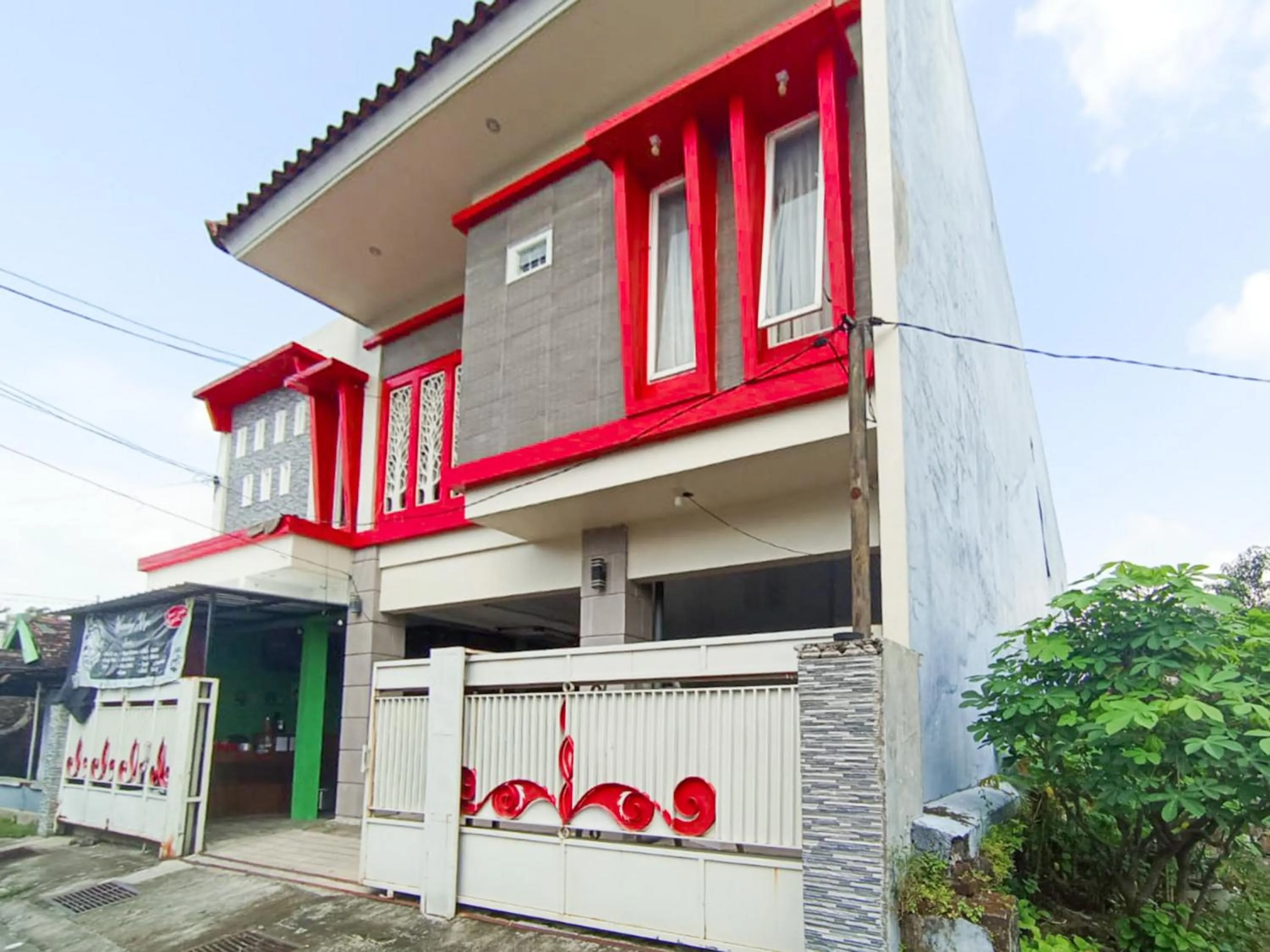Facade/entrance in RedDoorz at Griya Jeniee Near Stadion Wilis Madiun