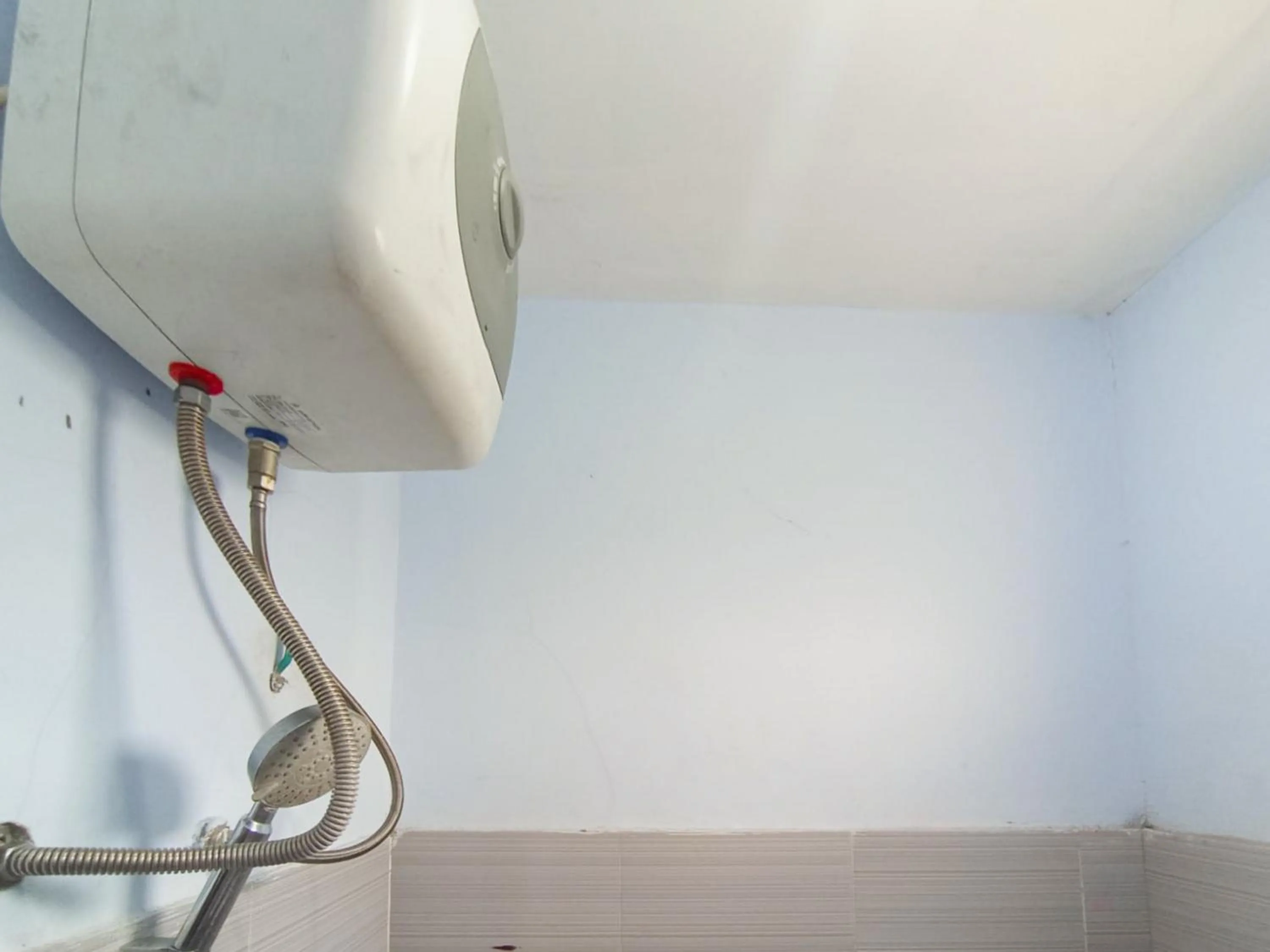 Bathroom in RedDoorz at Griya Jeniee Near Stadion Wilis Madiun