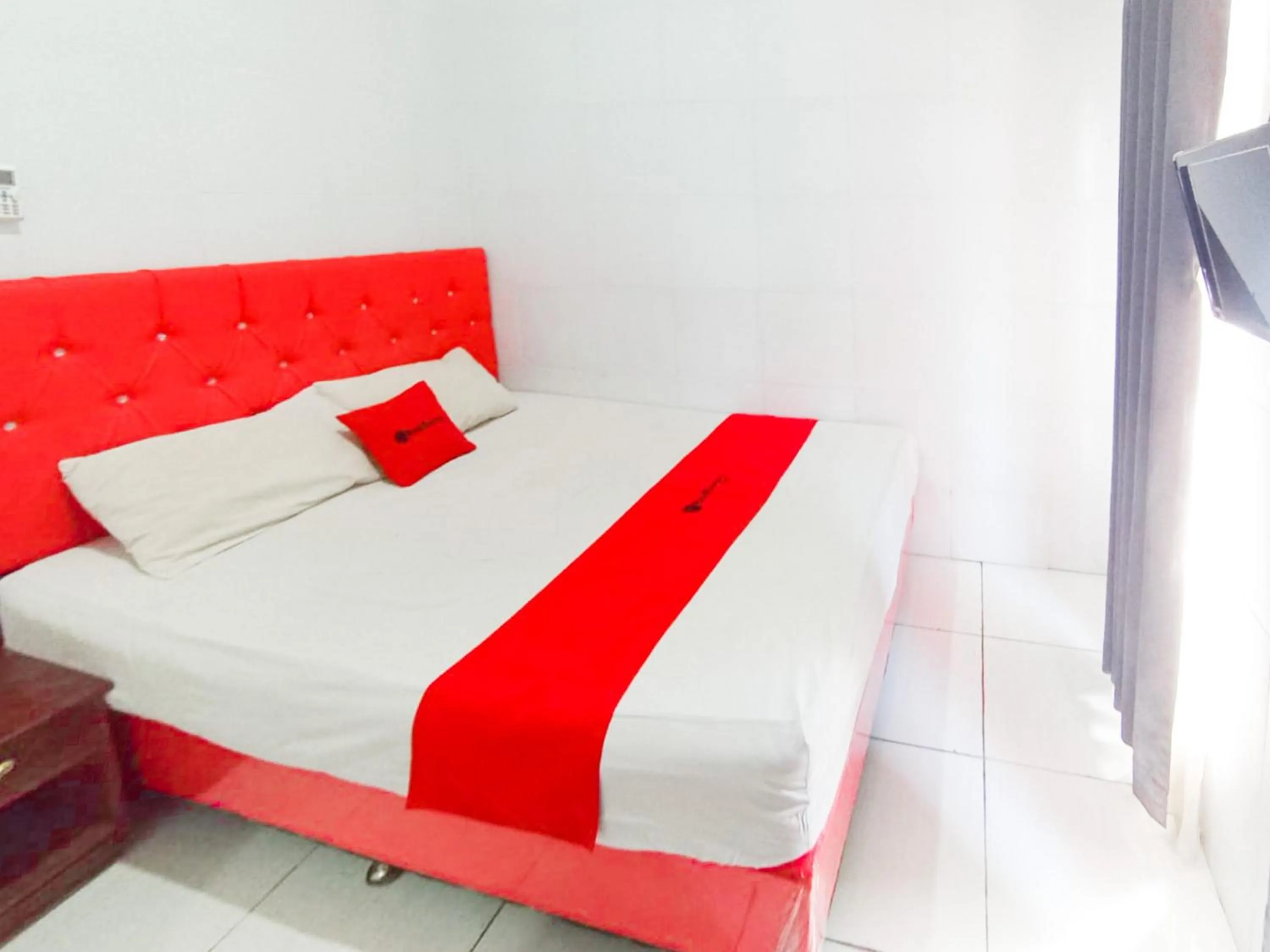 Bedroom, Bed in RedDoorz at Griya Jeniee Near Stadion Wilis Madiun