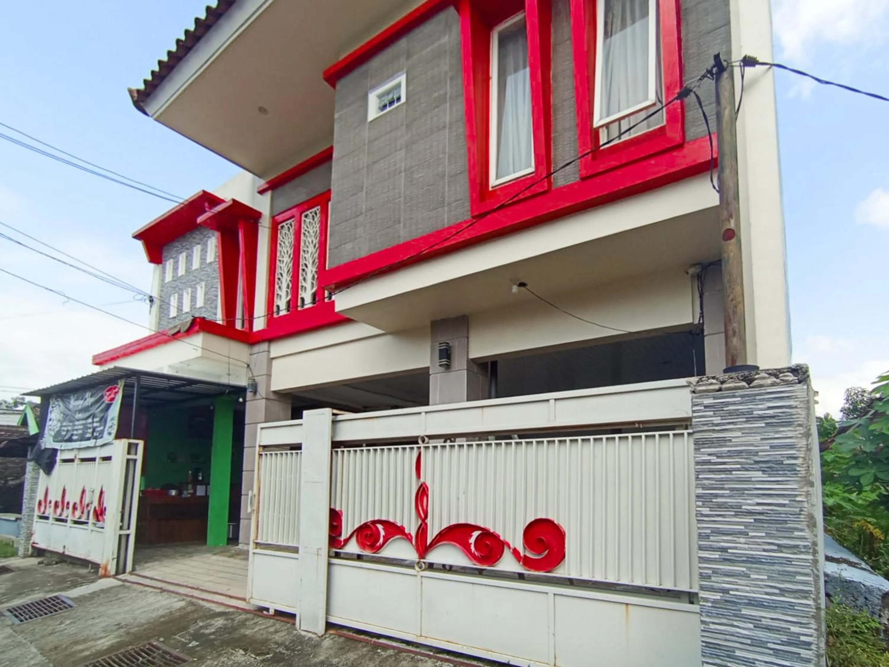 Facade/entrance in RedDoorz at Griya Jeniee Near Stadion Wilis Madiun