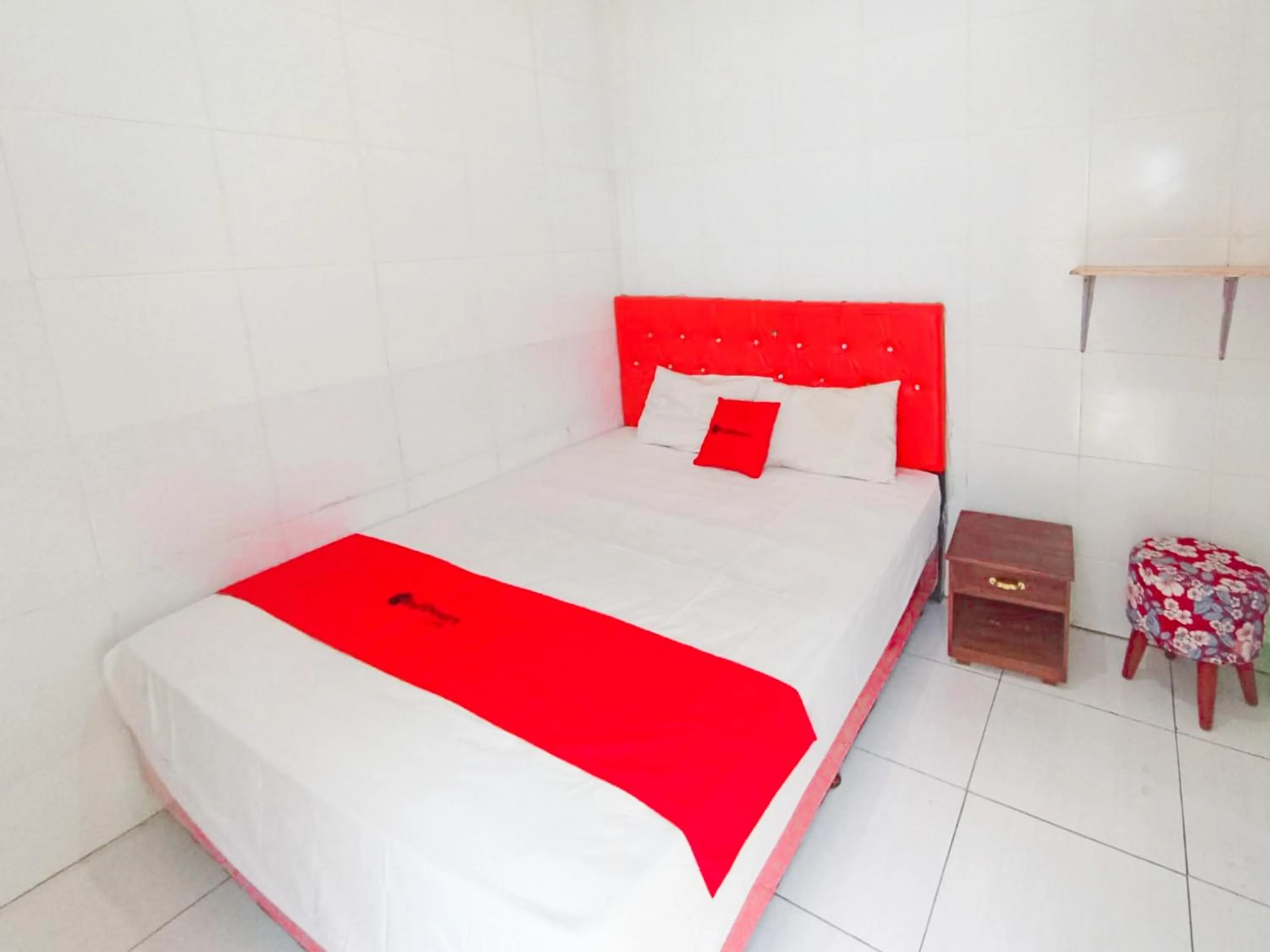 Bedroom, Bed in RedDoorz at Griya Jeniee Near Stadion Wilis Madiun