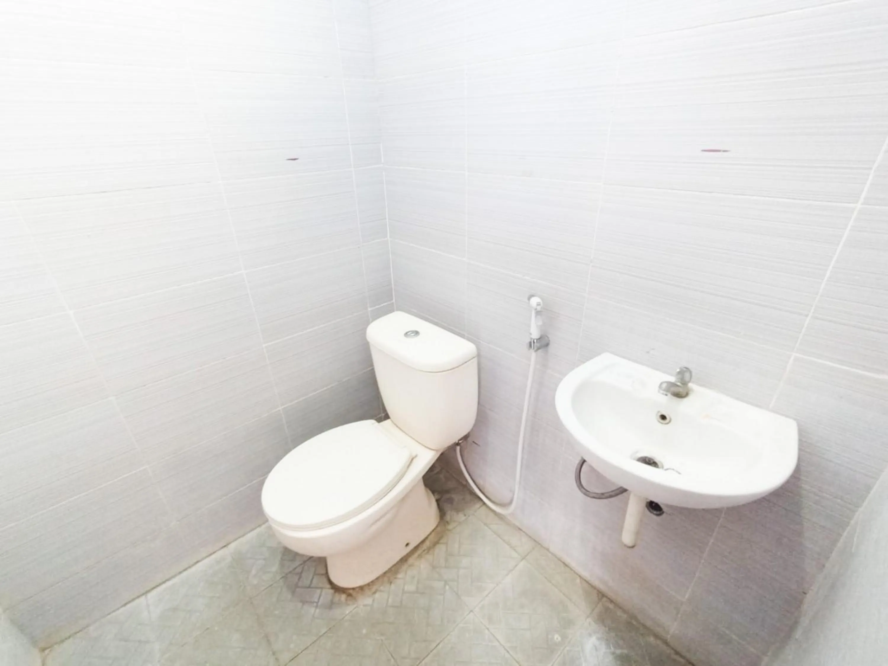 Bathroom in RedDoorz at Griya Jeniee Near Stadion Wilis Madiun