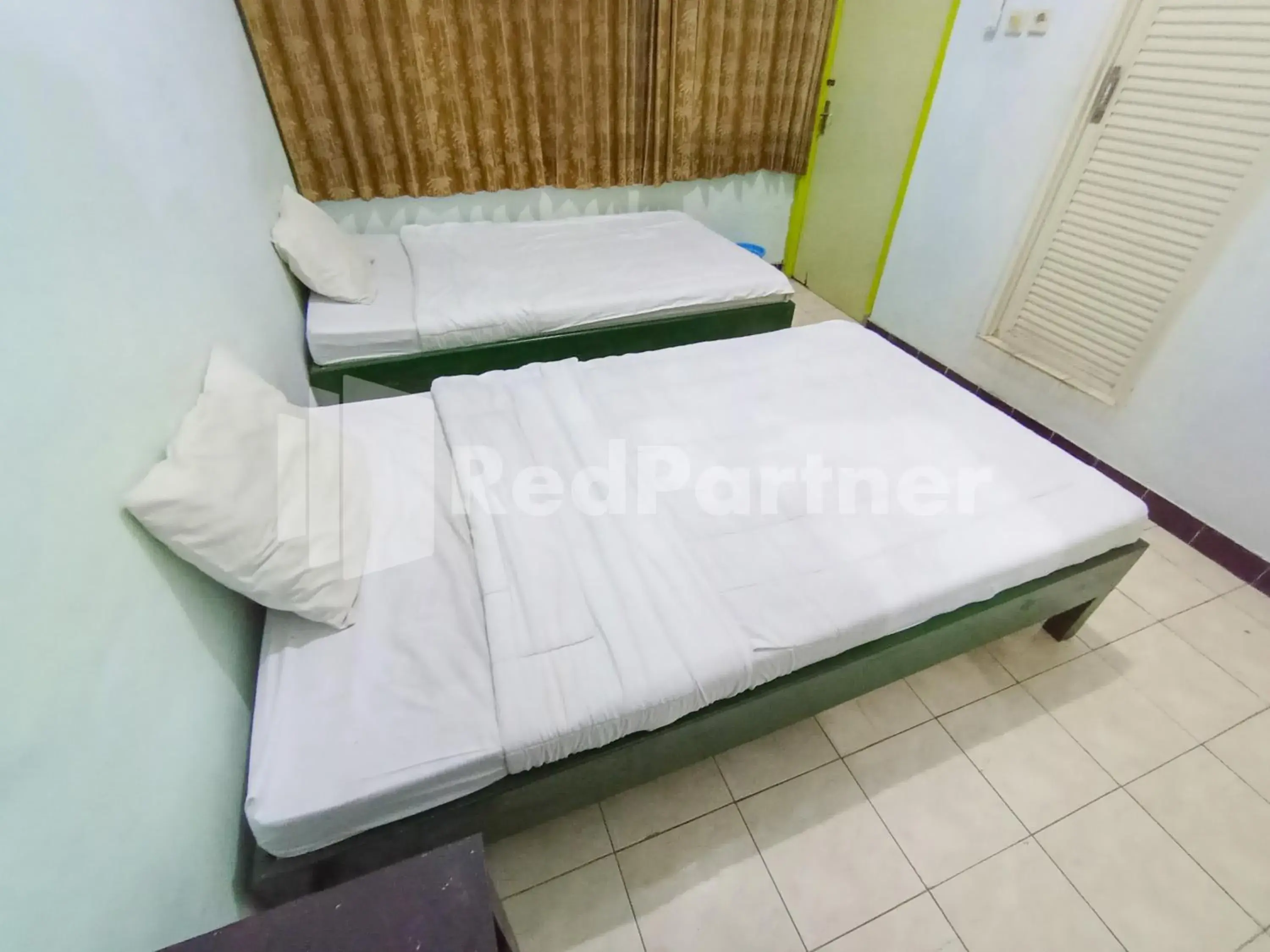 Bedroom, Bed in Orange inn RedPartner Madiun Bedroom, Bed in Orange inn RedPartner Madiun