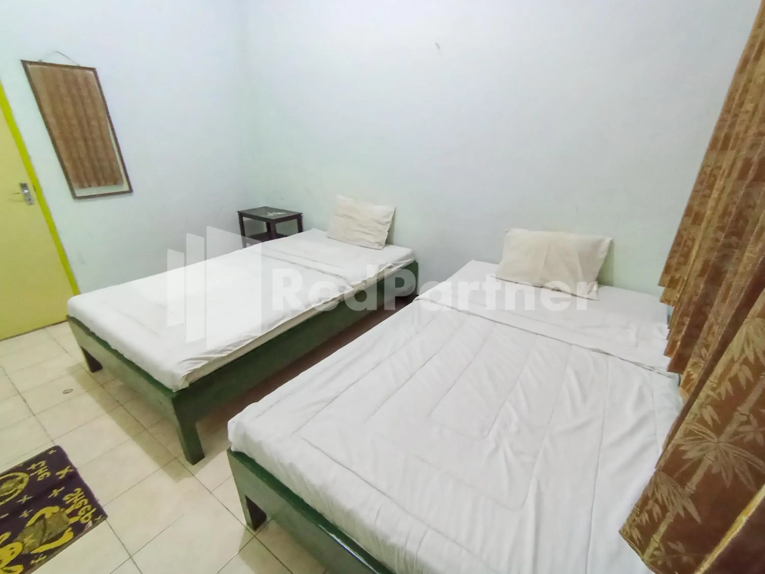 Bedroom, Bed in Orange inn RedPartner Madiun Bedroom, Bed in Orange inn RedPartner Madiun