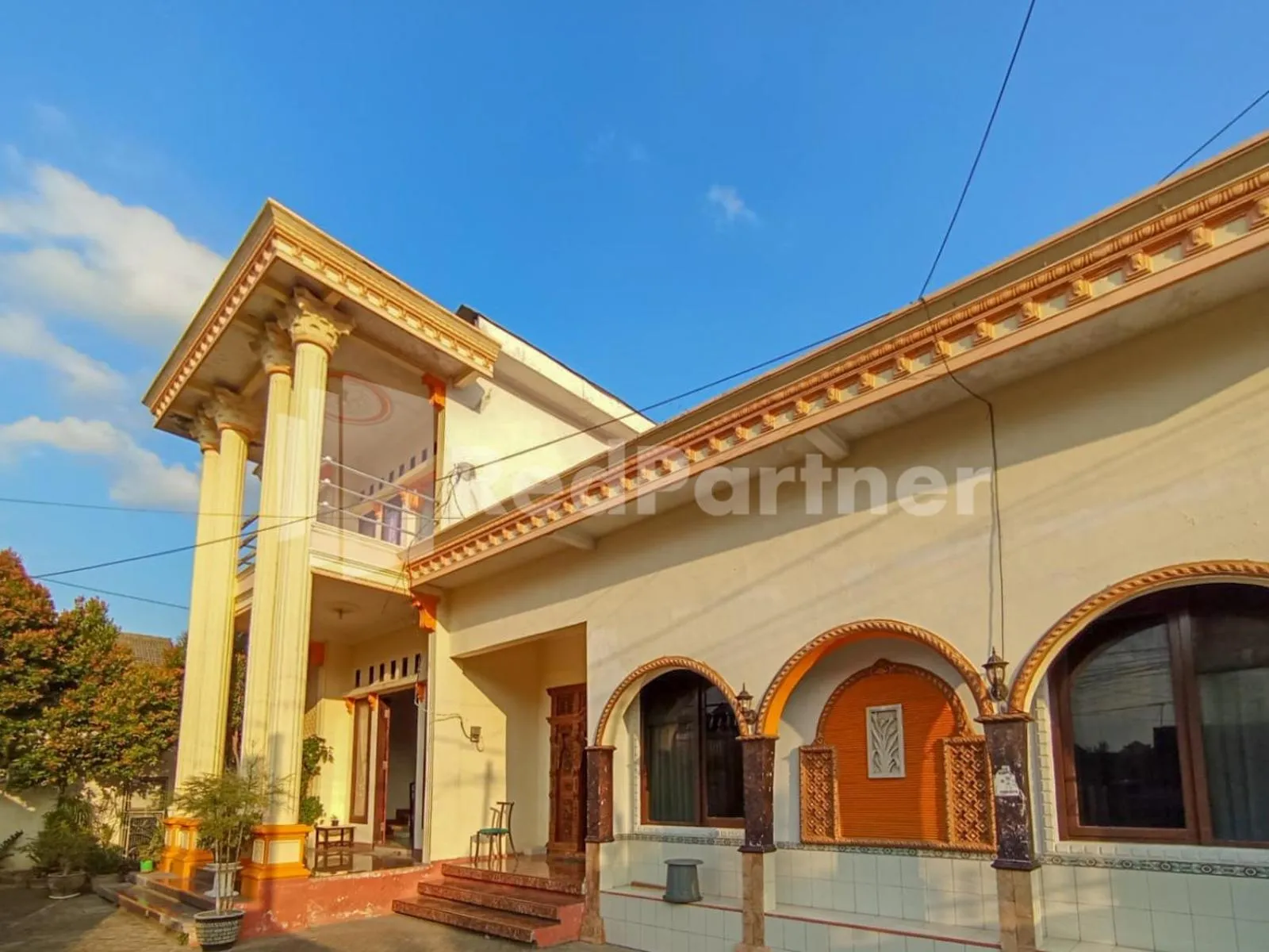 Facade/entrance in Orange inn RedPartner Madiun