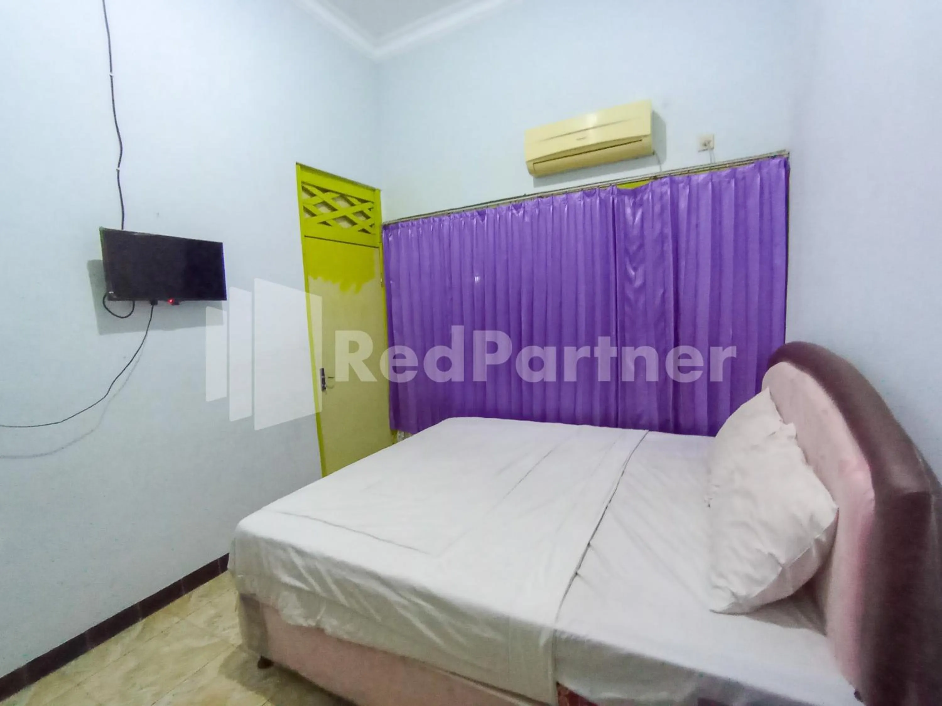 Bedroom, Bed in Orange inn RedPartner Madiun