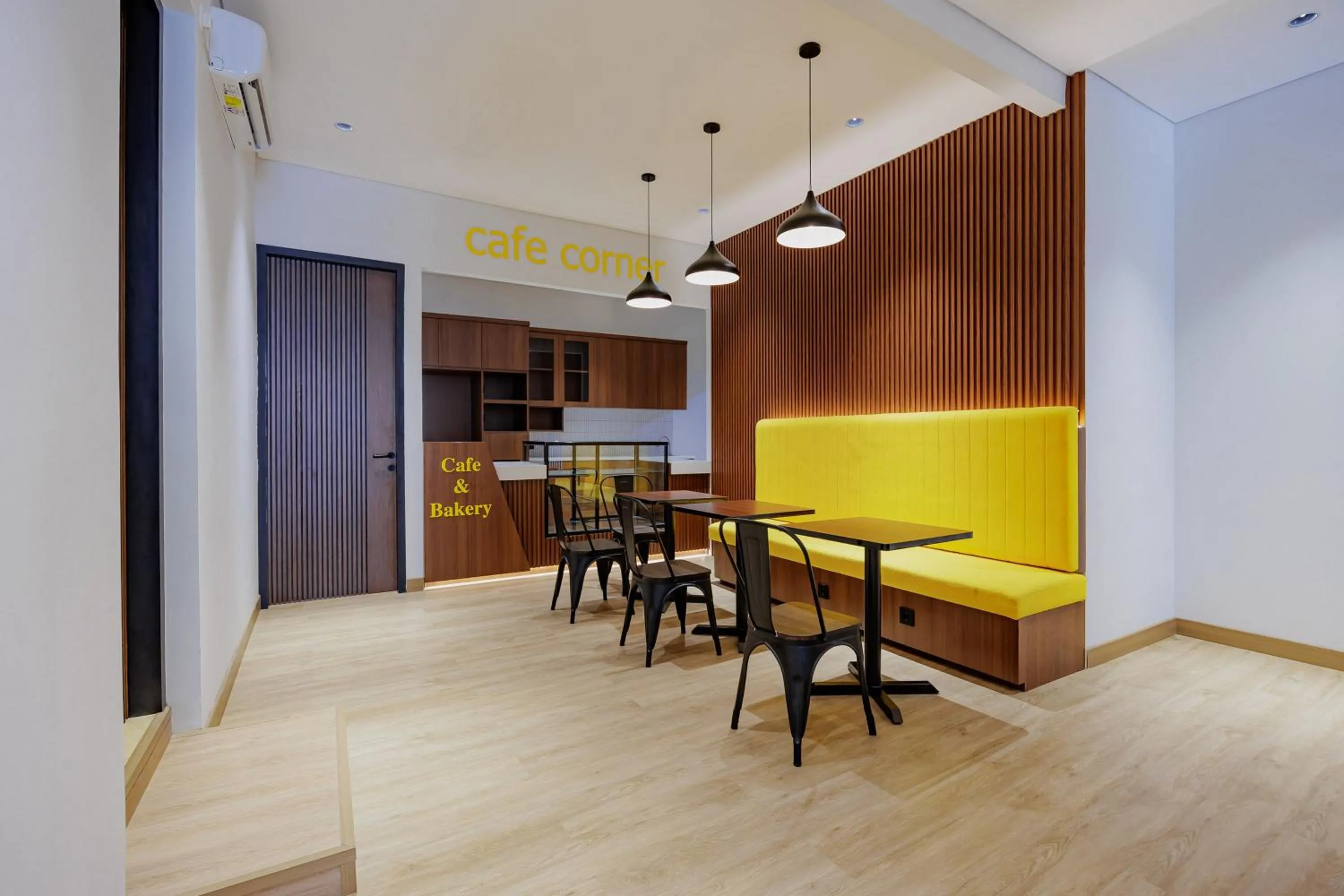 Seating area in Urbanview Hotel Yampi TB Simatupang