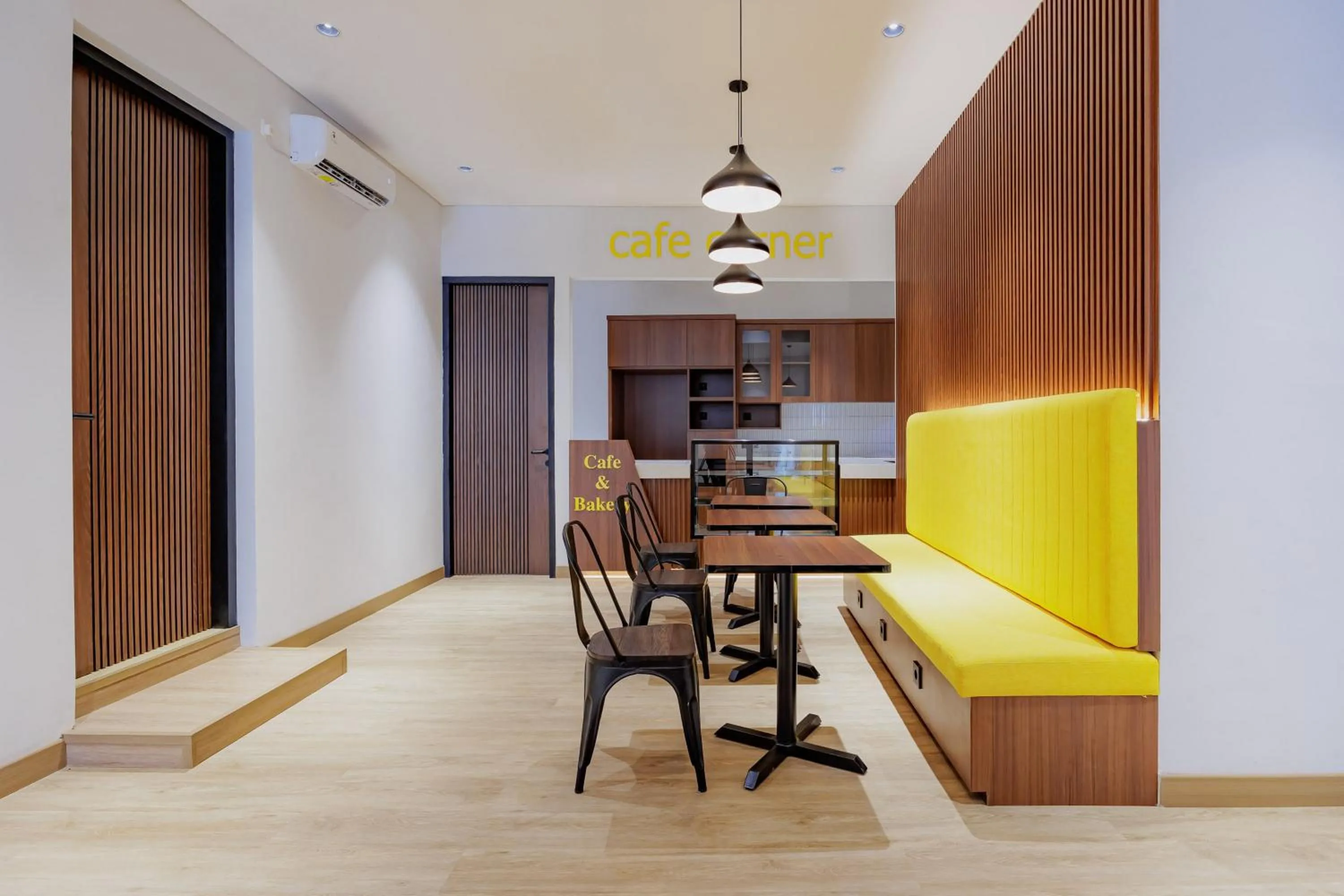 Restaurant/places to eat in Urbanview Hotel Yampi TB Simatupang