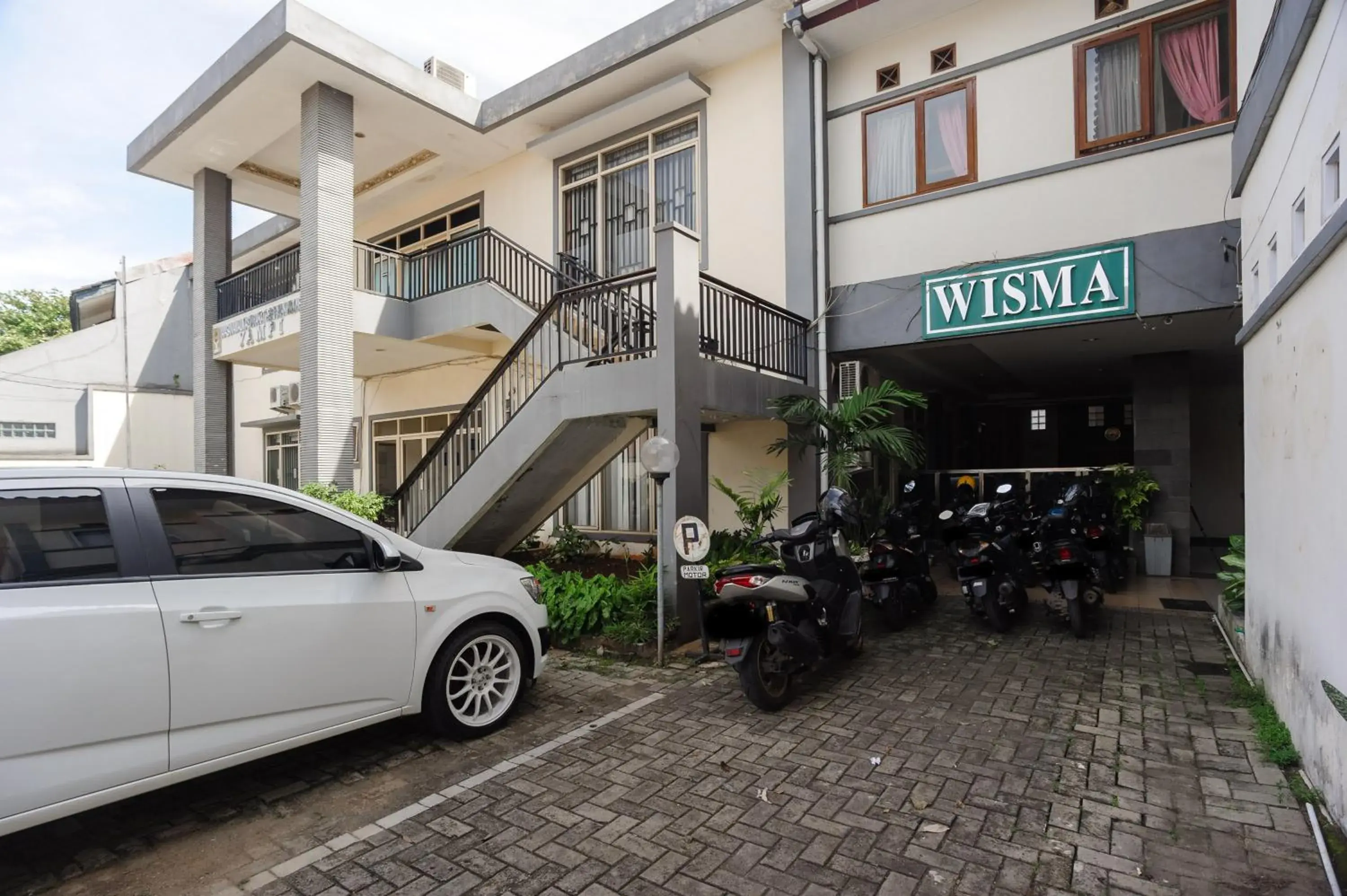 Property building in RedDoorz syariah near AEON Mall Tanjung Barat Property building in RedDoorz syariah near AEON Mall Tanjung Barat