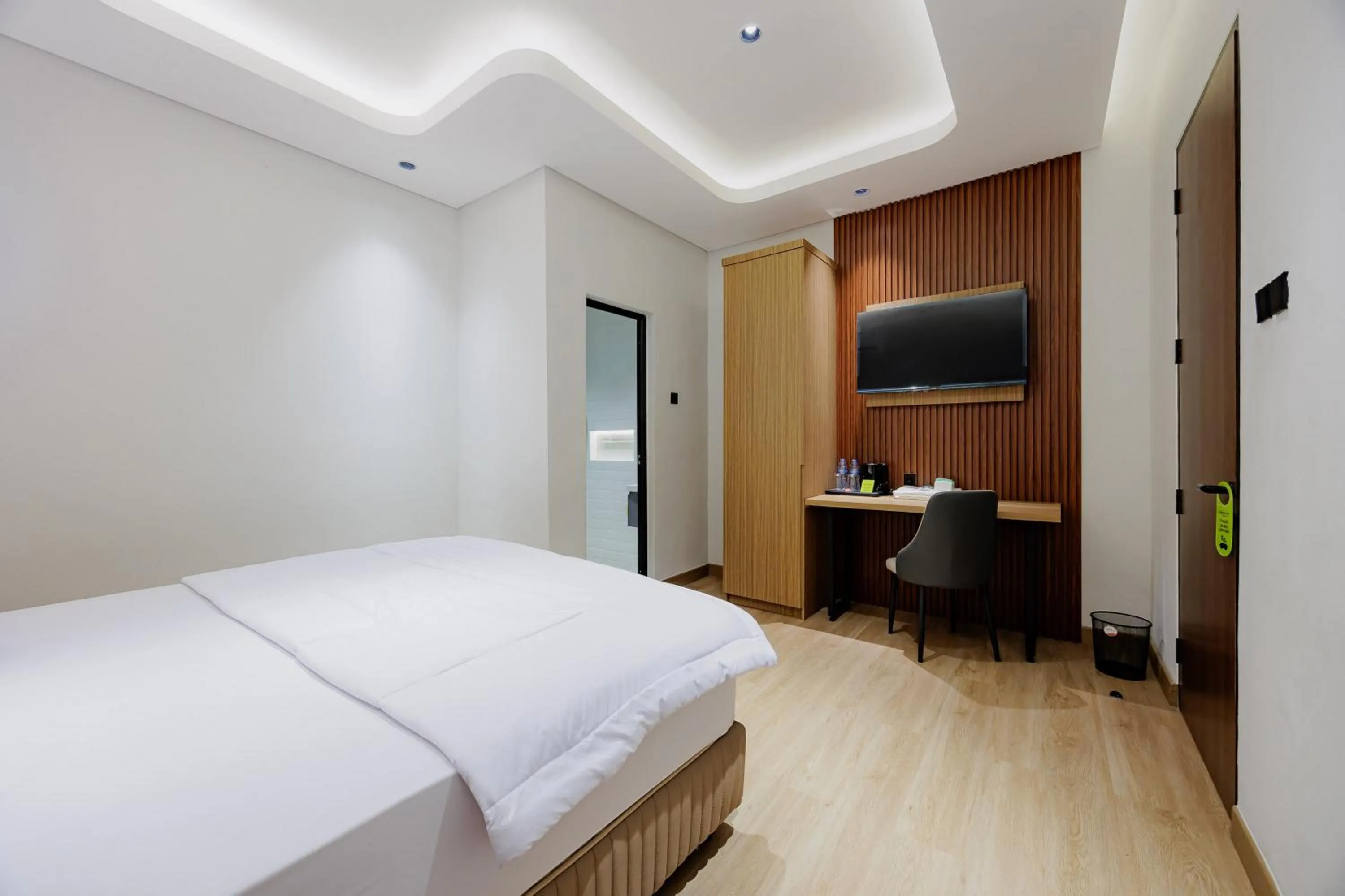 Bedroom, Bed in Urbanview Hotel Yampi TB Simatupang