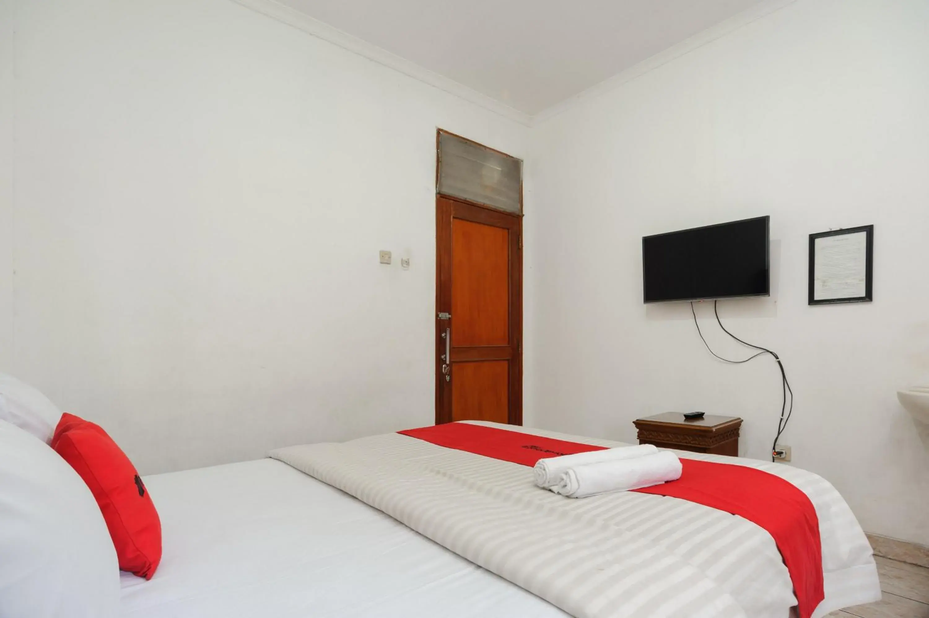 Bed in RedDoorz syariah near AEON Mall Tanjung Barat Bed in RedDoorz syariah near AEON Mall Tanjung Barat