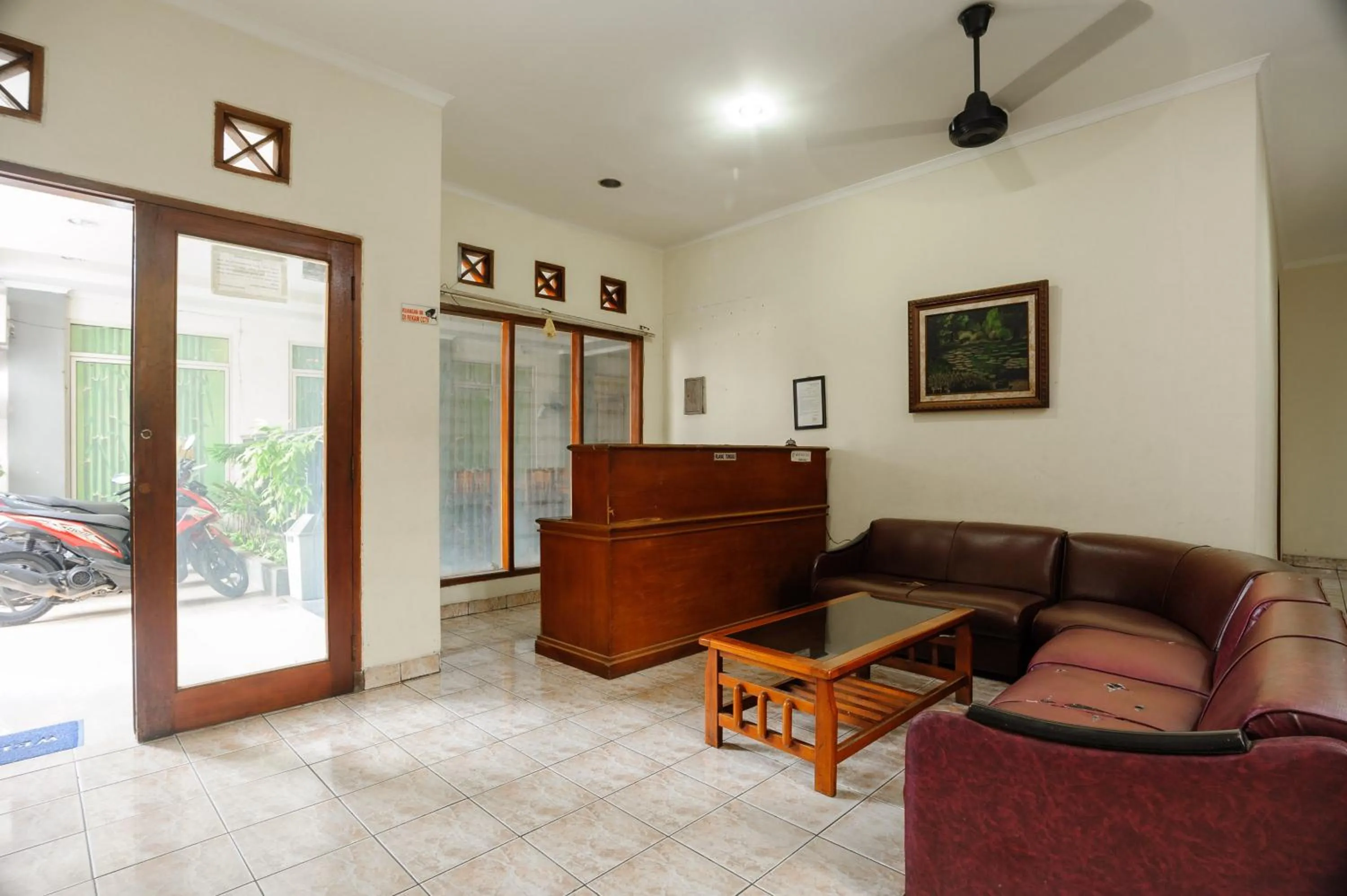 Lobby or reception in RedDoorz syariah near AEON Mall Tanjung Barat