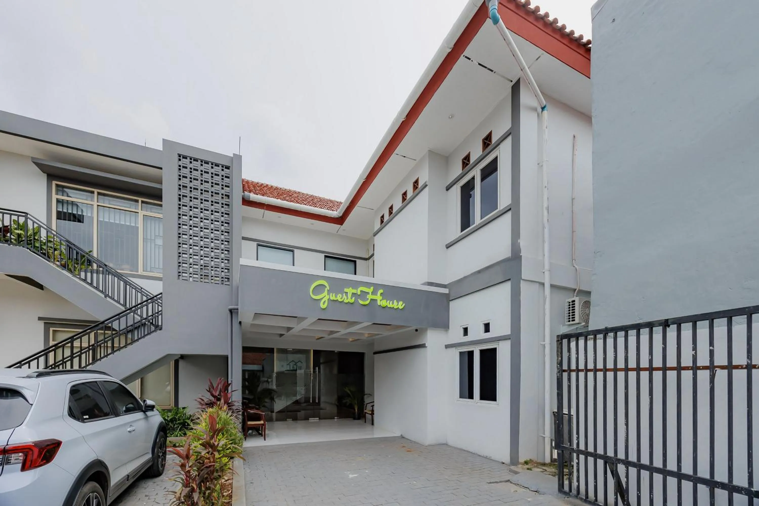 Facade/entrance in Urbanview Hotel Yampi TB Simatupang