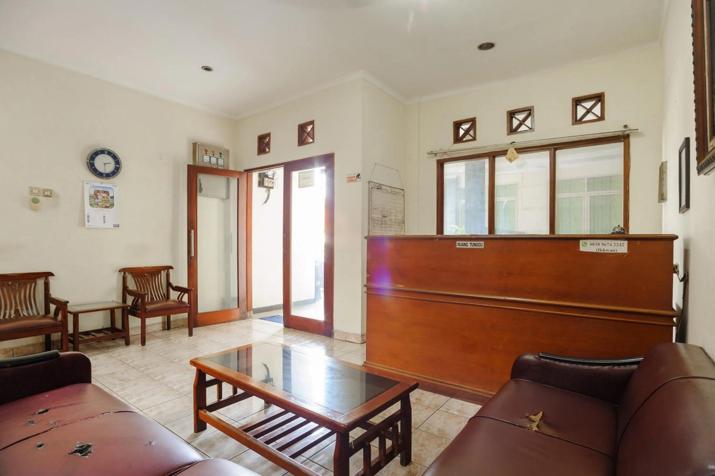 Lobby or reception in RedDoorz syariah near AEON Mall Tanjung Barat