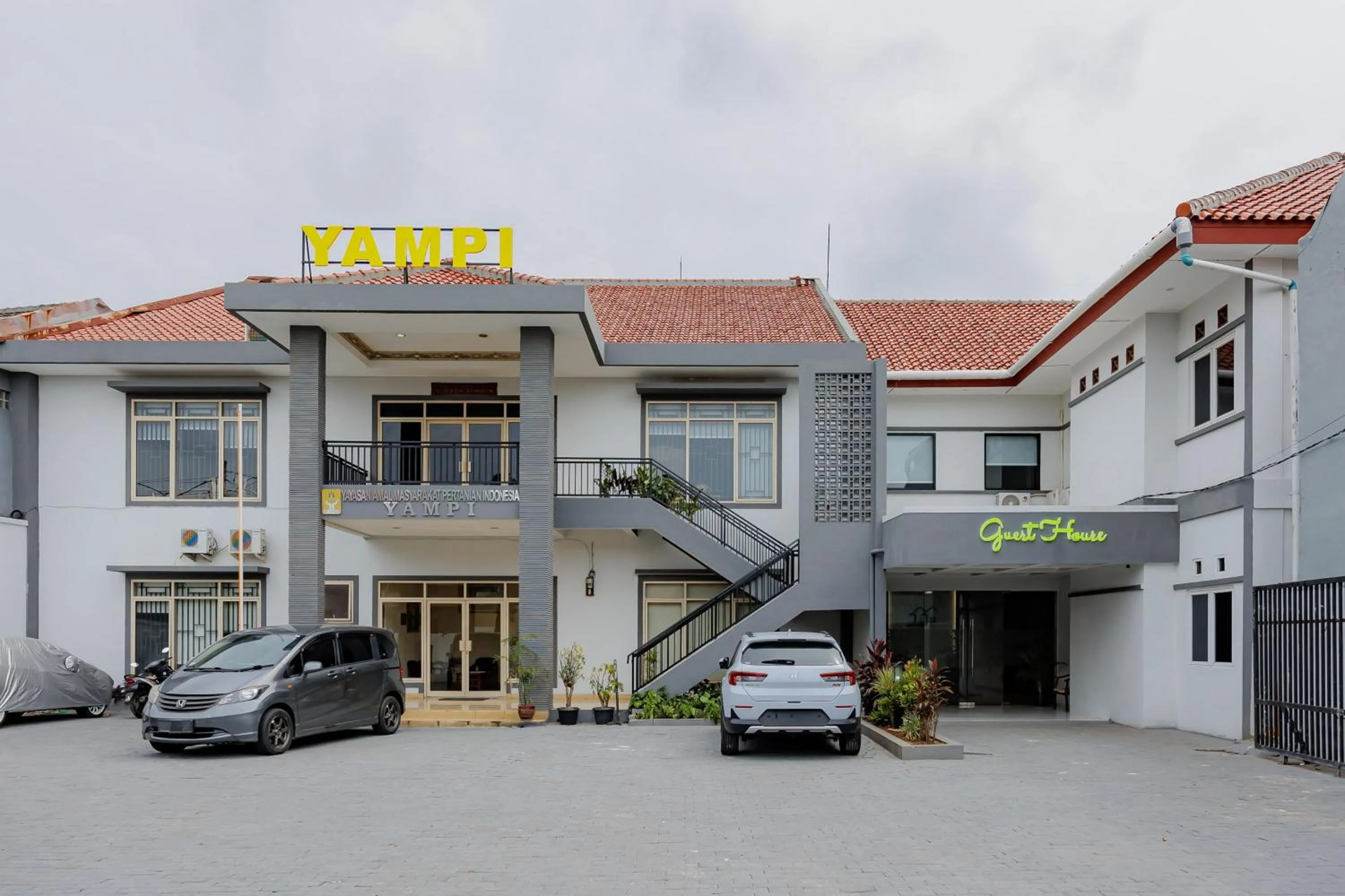 Facade/entrance in Urbanview Hotel Yampi TB Simatupang