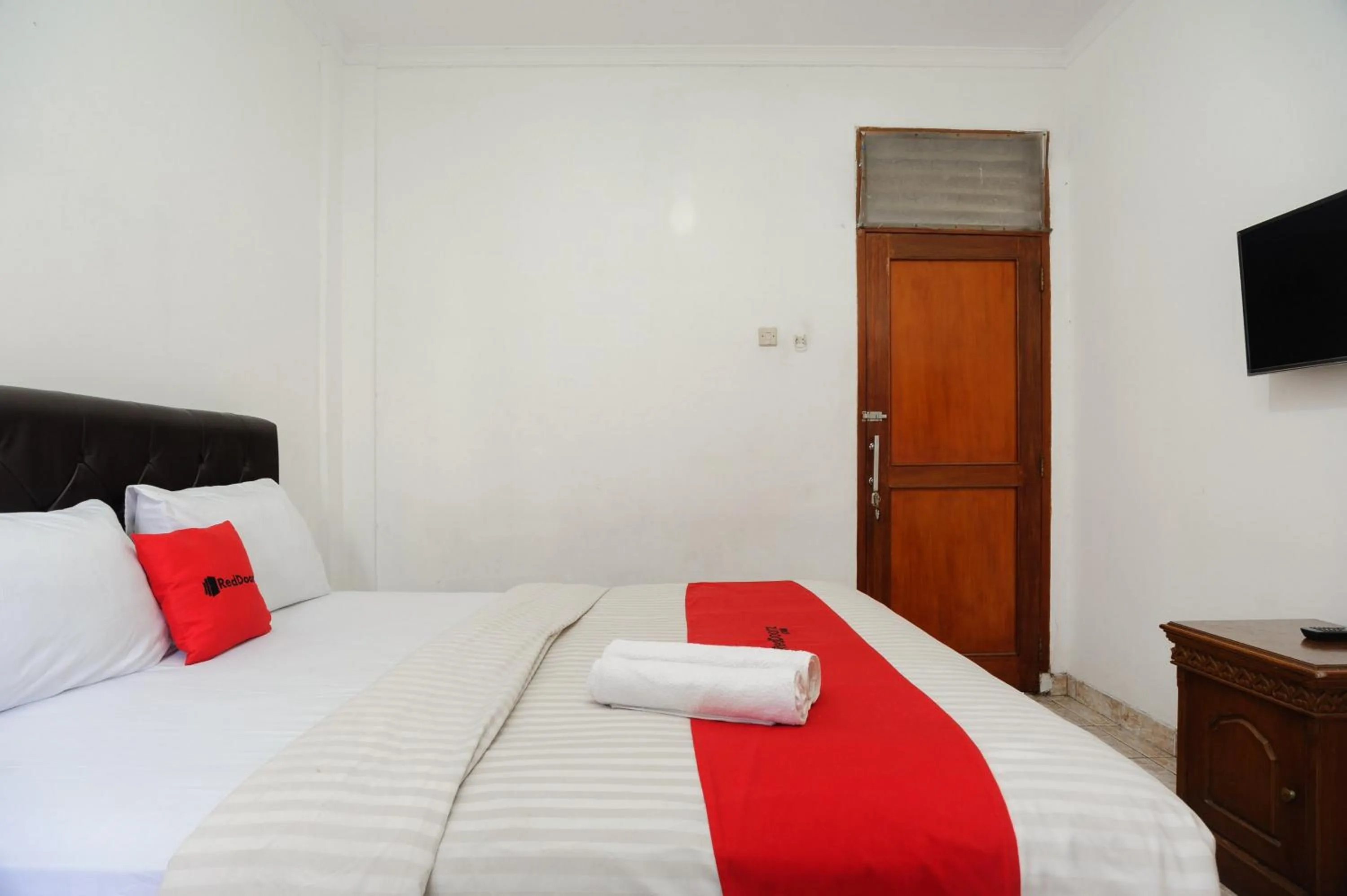 Bed in RedDoorz syariah near AEON Mall Tanjung Barat