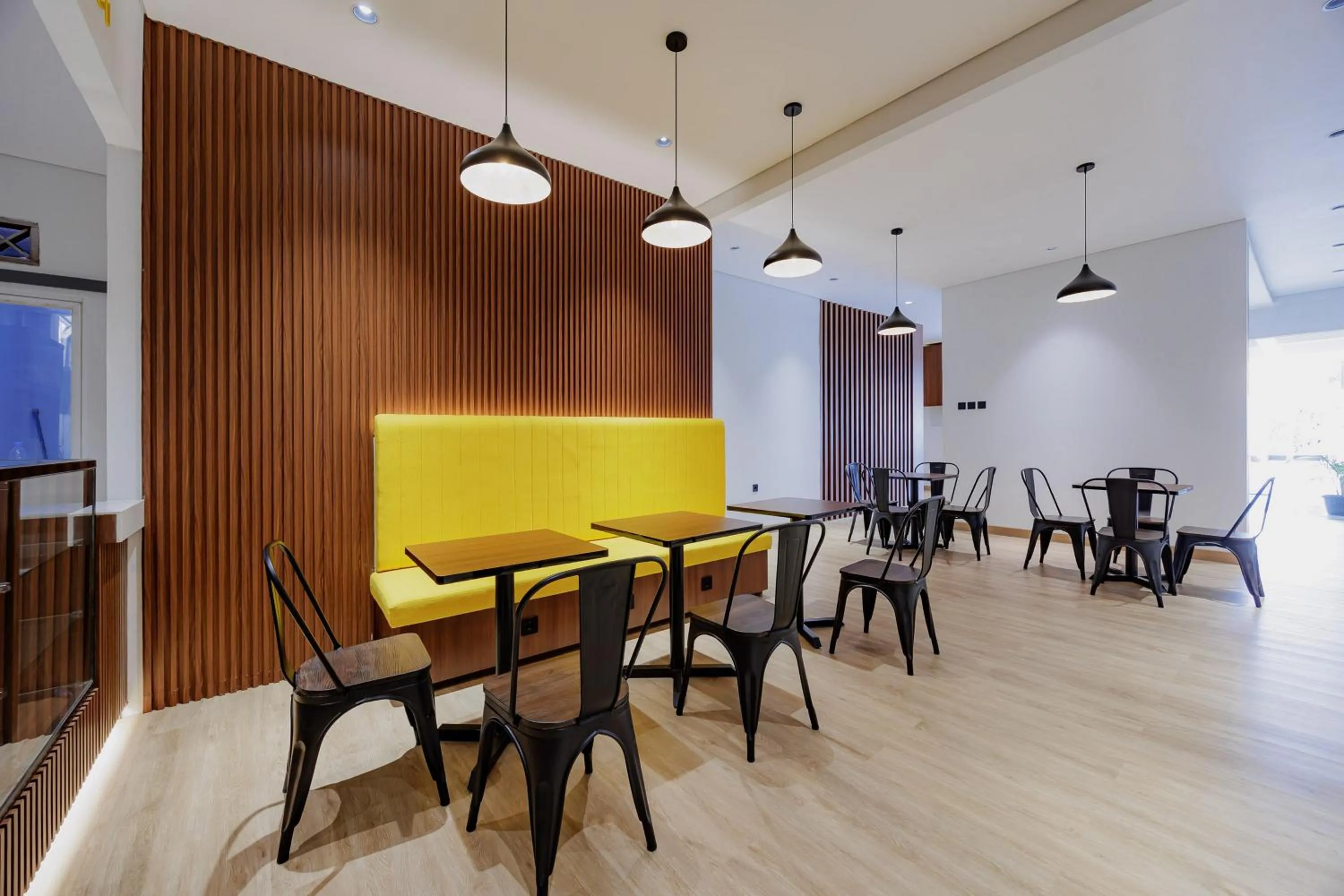 Restaurant/places to eat in Urbanview Hotel Yampi TB Simatupang