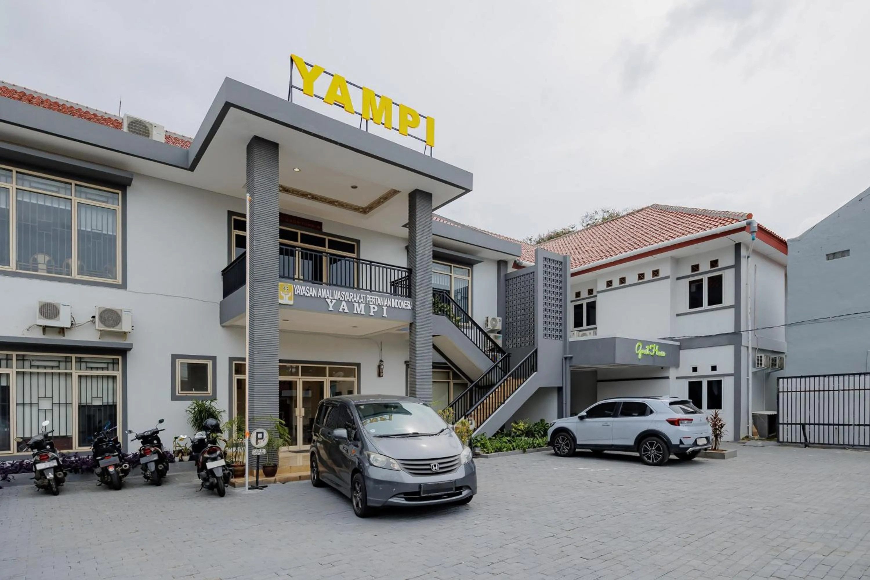 Facade/entrance in Urbanview Hotel Yampi TB Simatupang