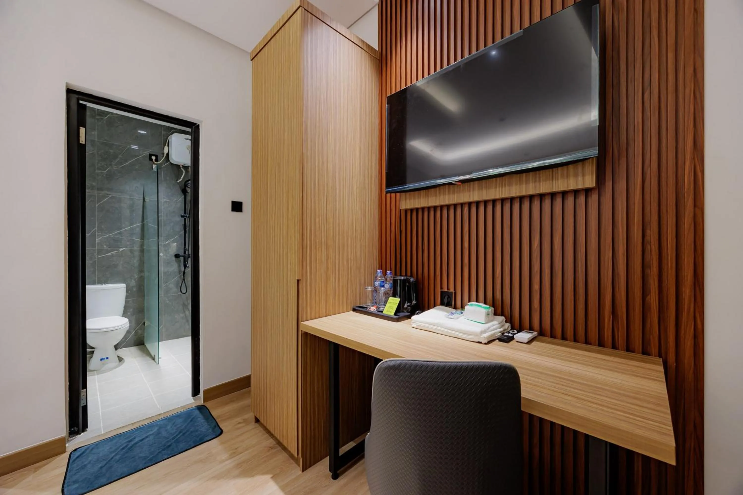 TV and multimedia in Urbanview Hotel Yampi TB Simatupang