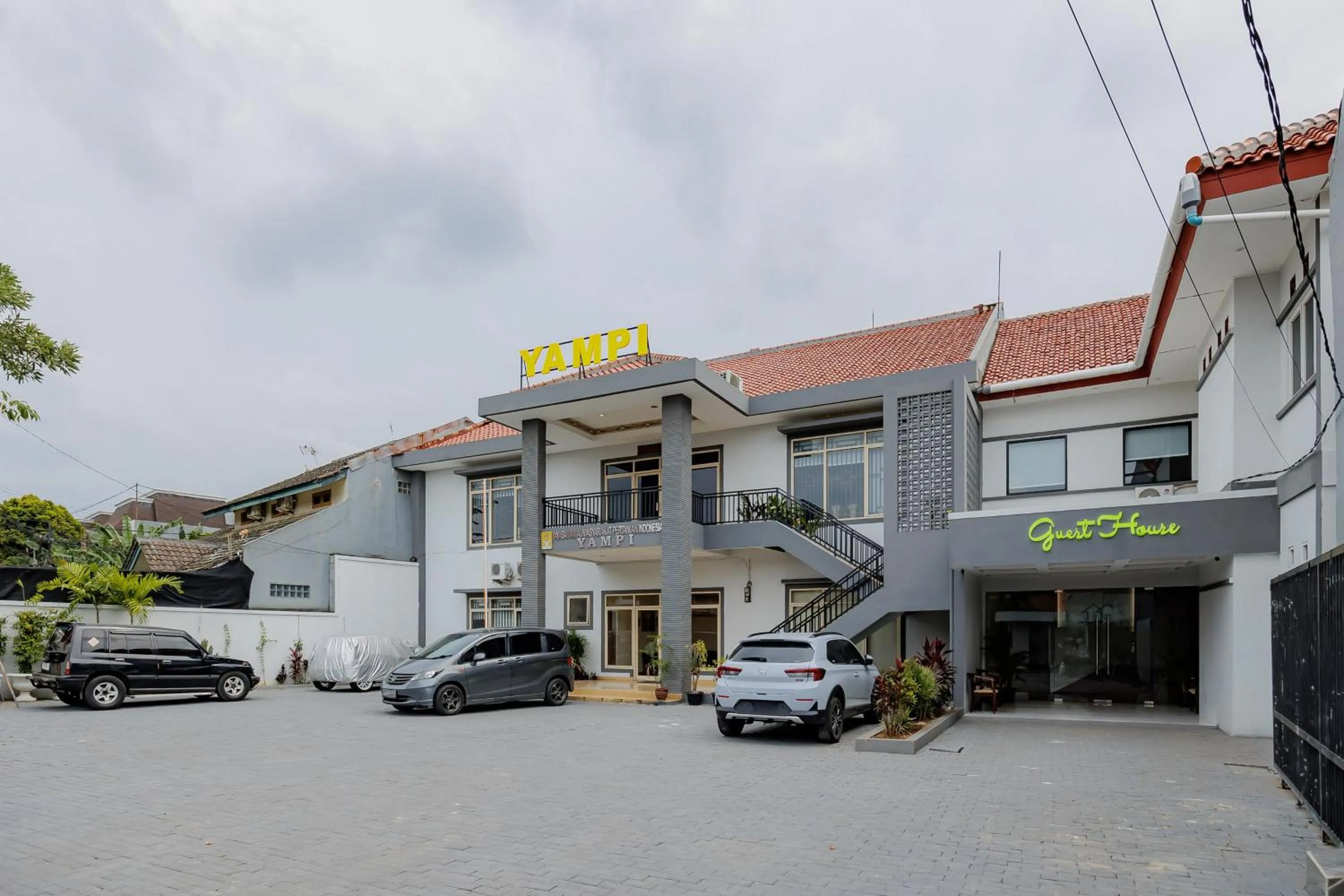 Facade/entrance in Urbanview Hotel Yampi TB Simatupang