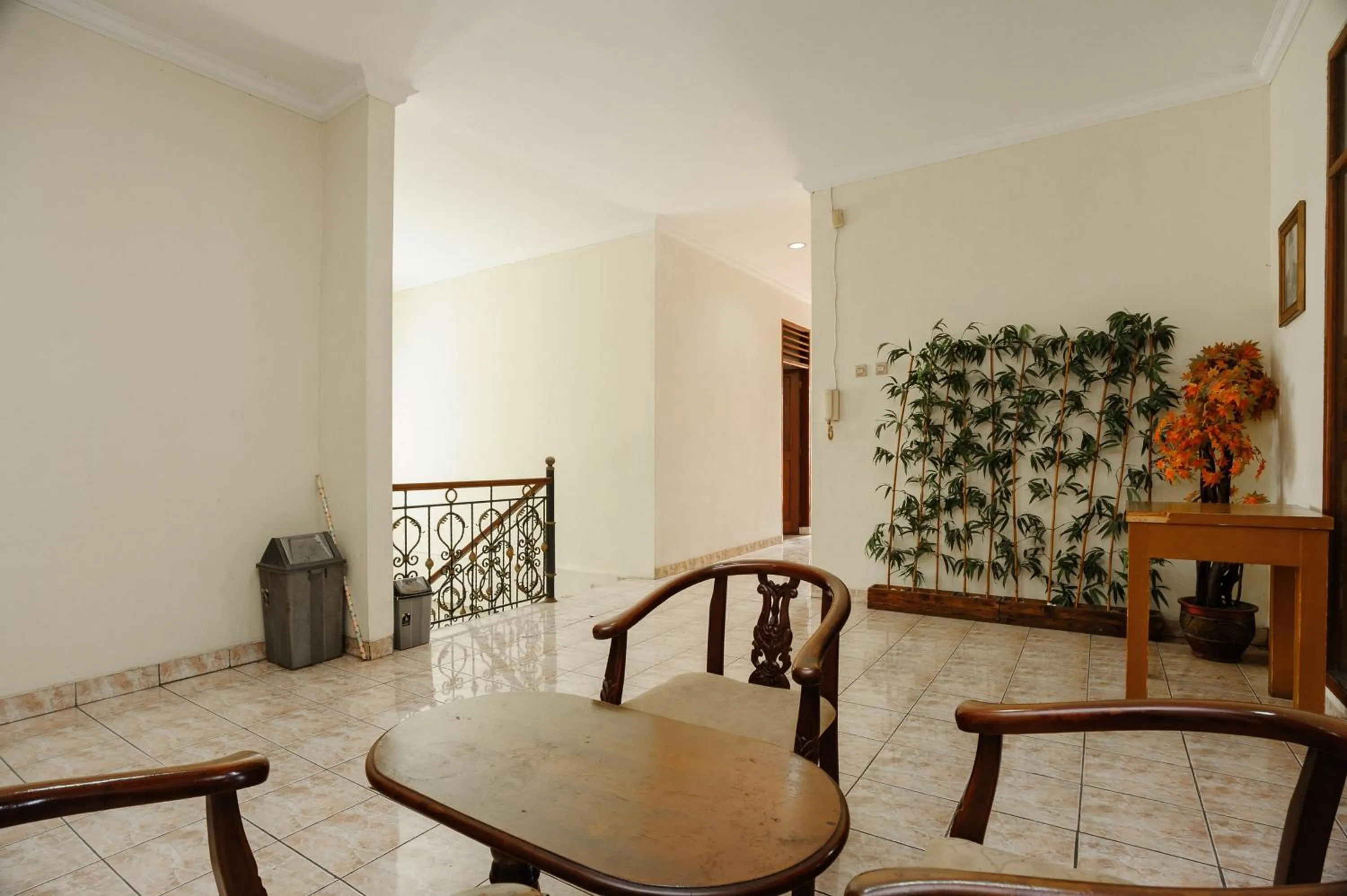 Seating area in RedDoorz syariah near AEON Mall Tanjung Barat