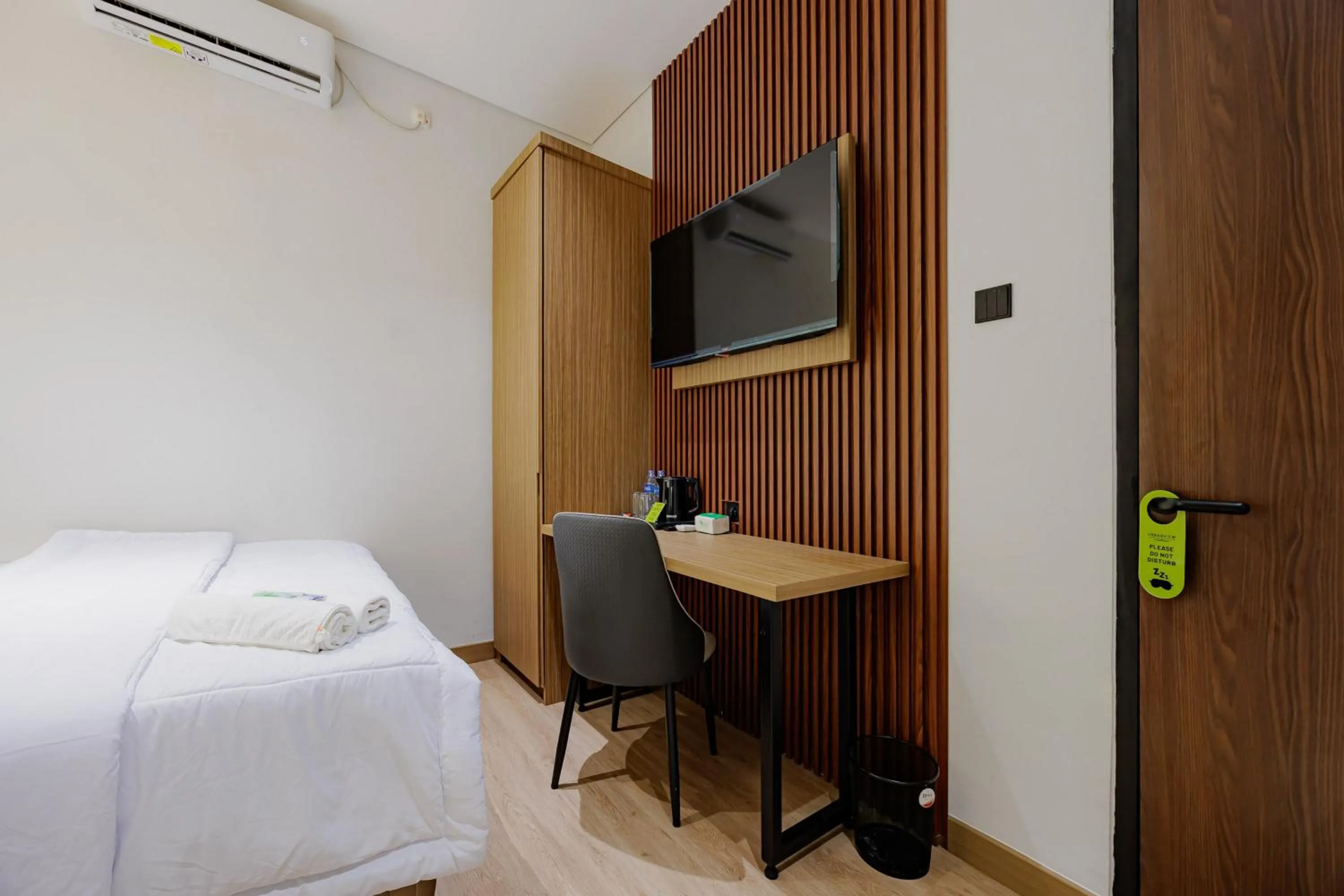 Bedroom, Bed in Urbanview Hotel Yampi TB Simatupang