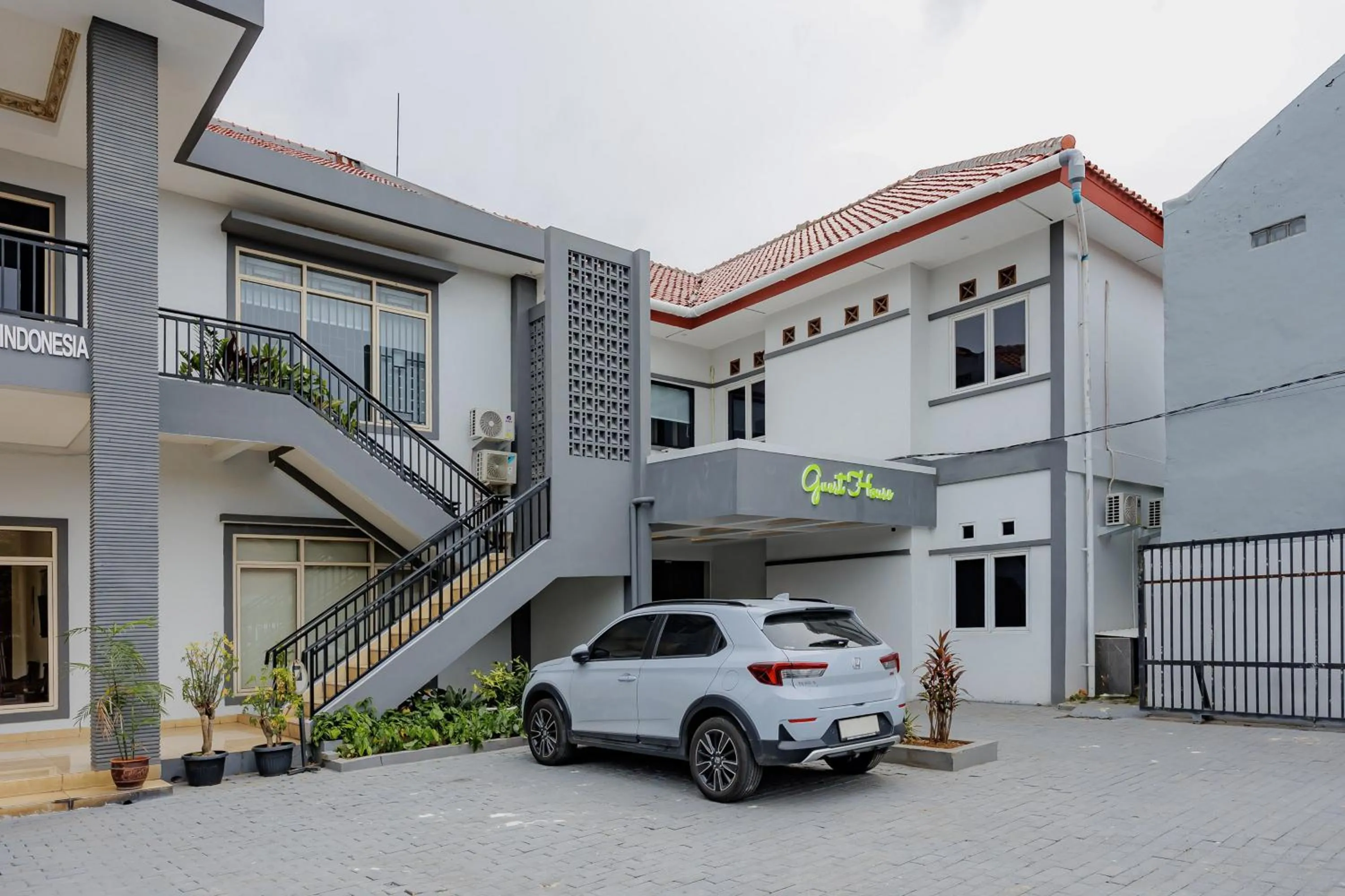 Parking in Urbanview Hotel Yampi TB Simatupang