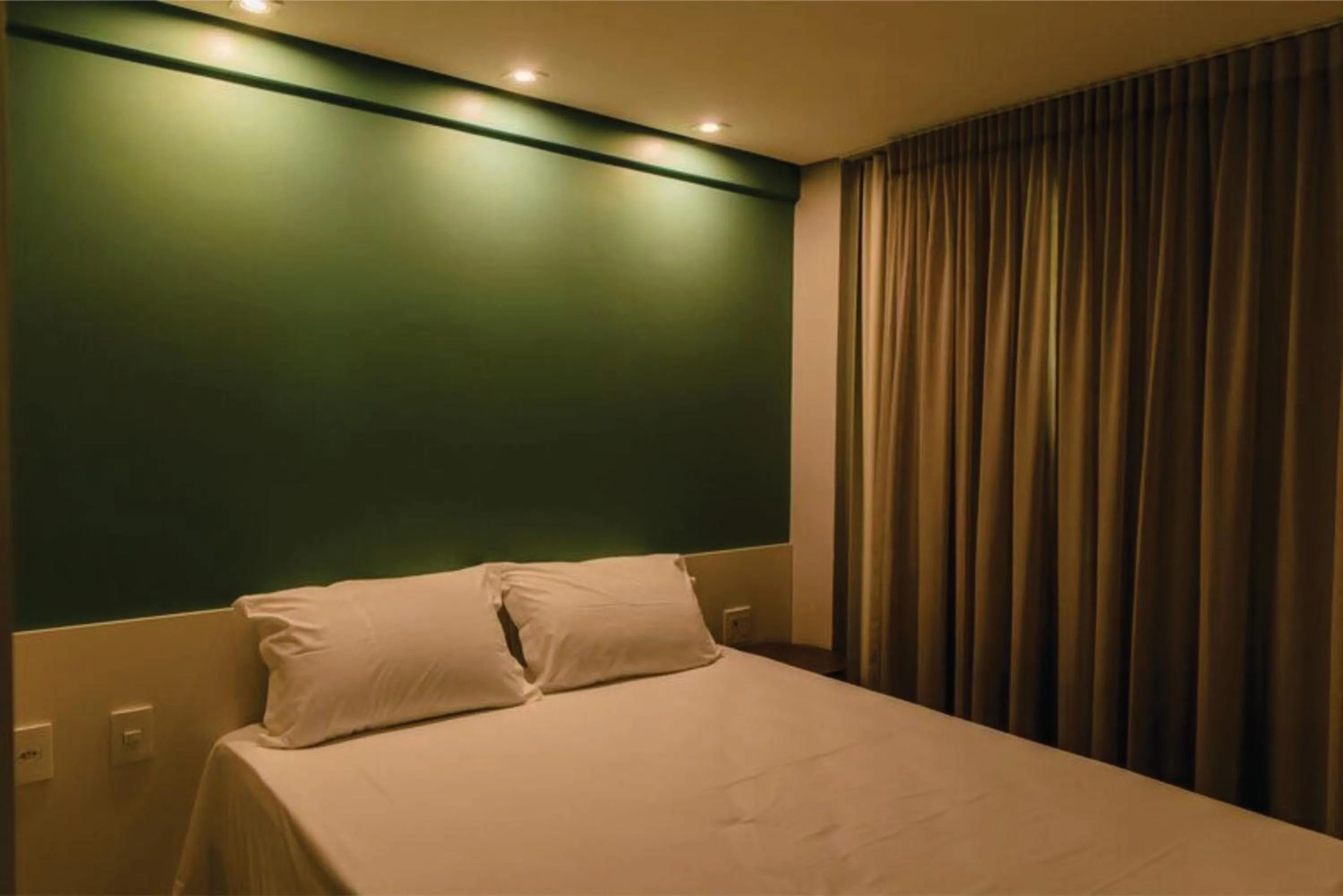 Bed in Manhattan Beach Riviera