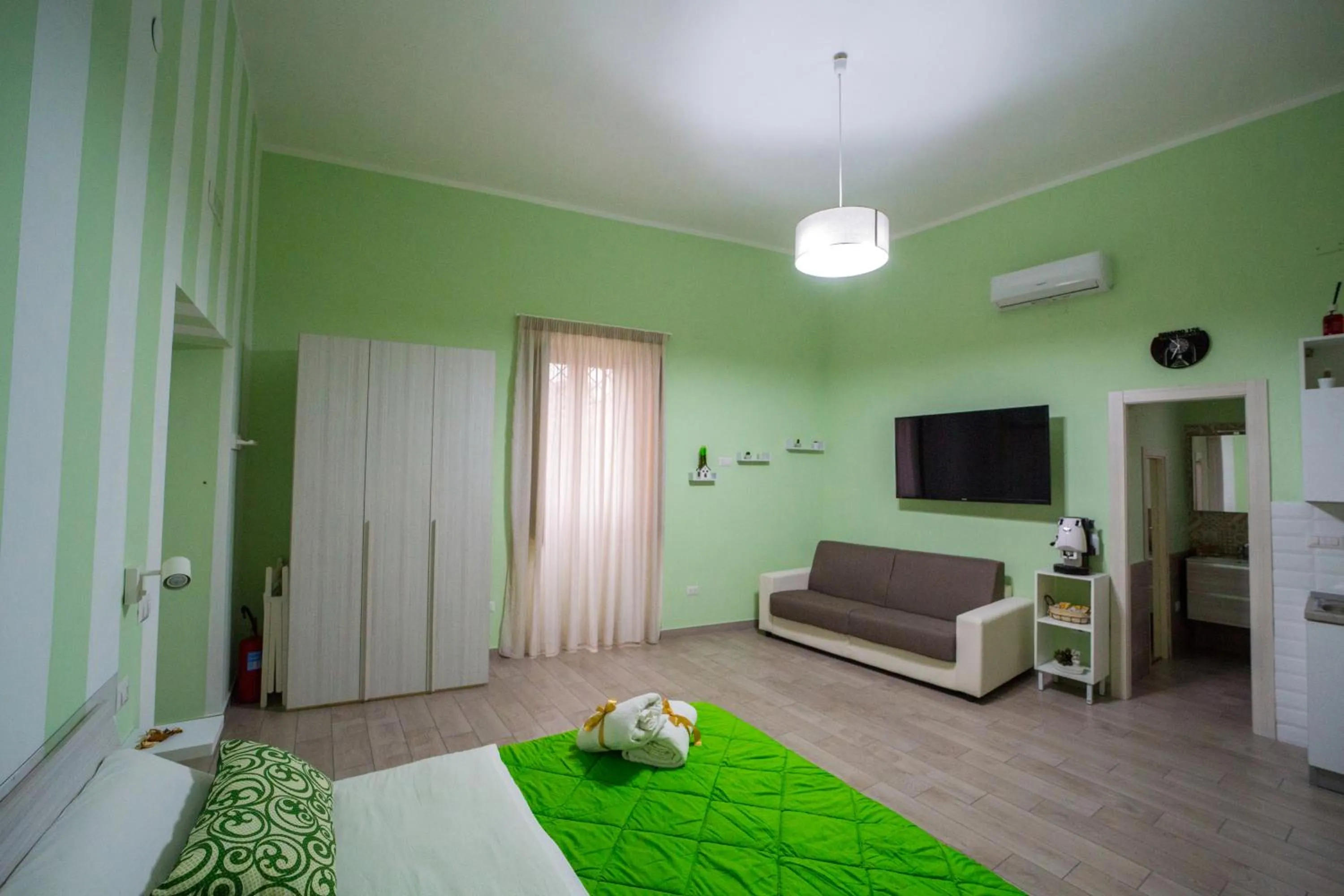 Photo of the whole room, Bed in Binario176