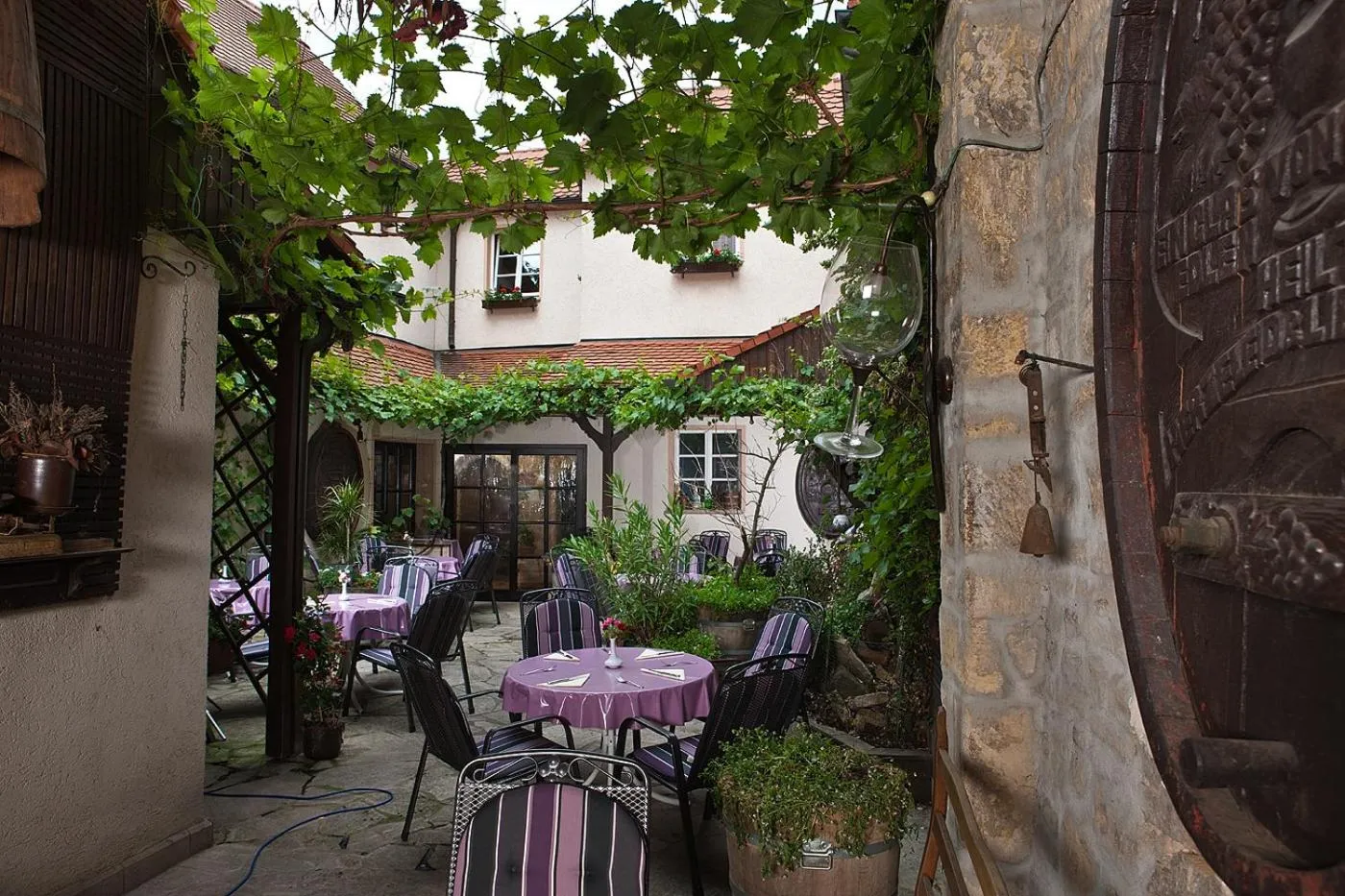 Restaurant/places to eat in Hotel Altdeutsche Weinstuben