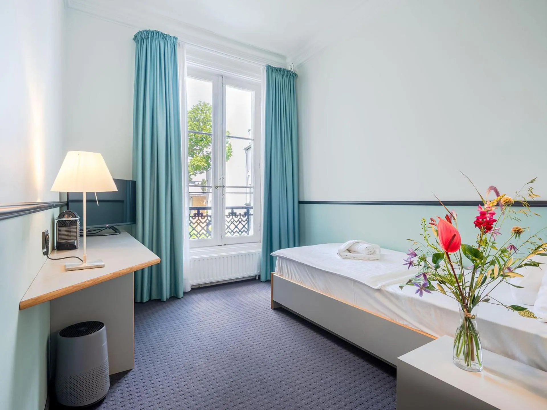 Photo of the whole room, Bed in Aussen Alster Hotel