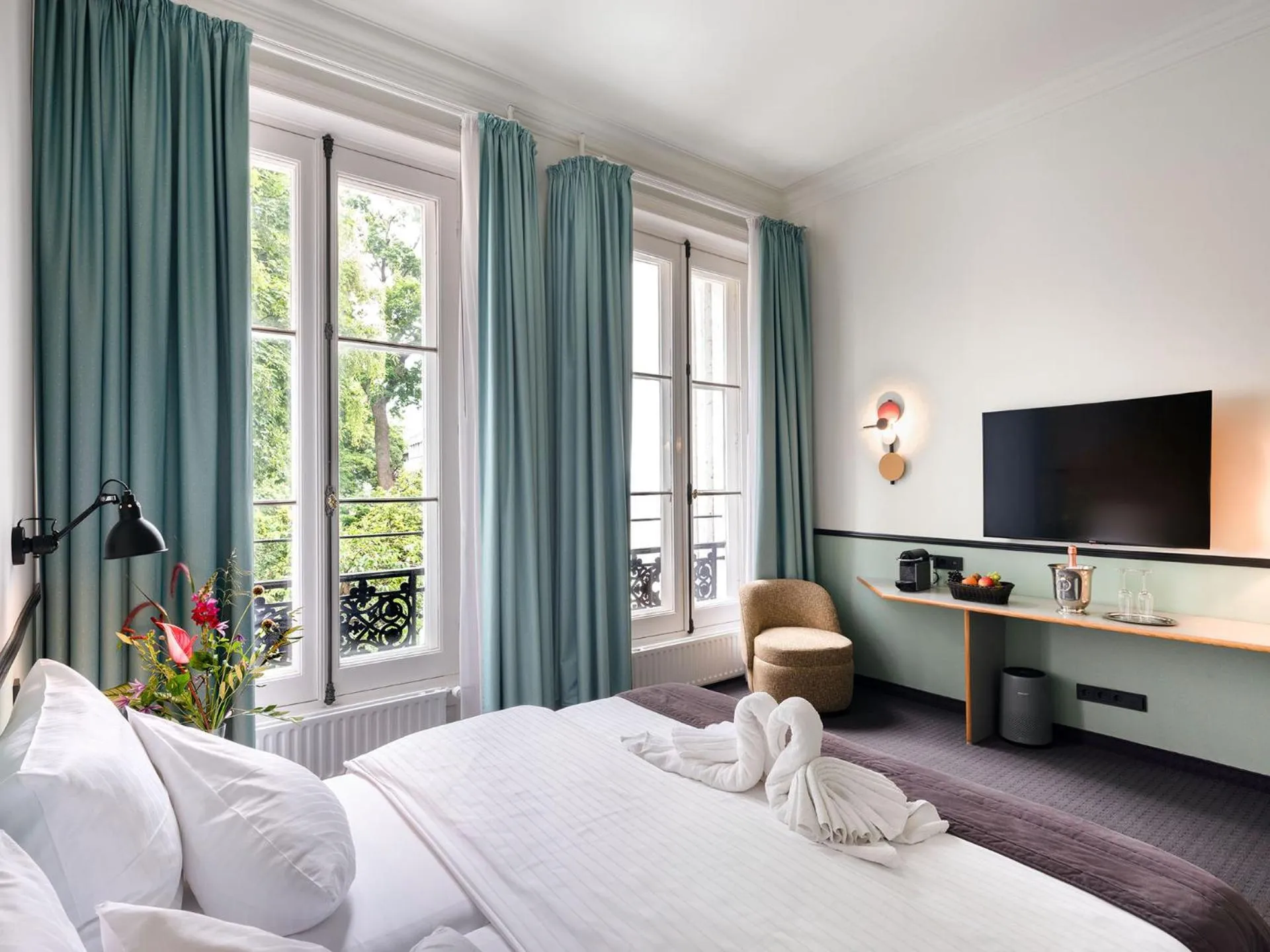 Photo of the whole room, Bed in Aussen Alster Hotel