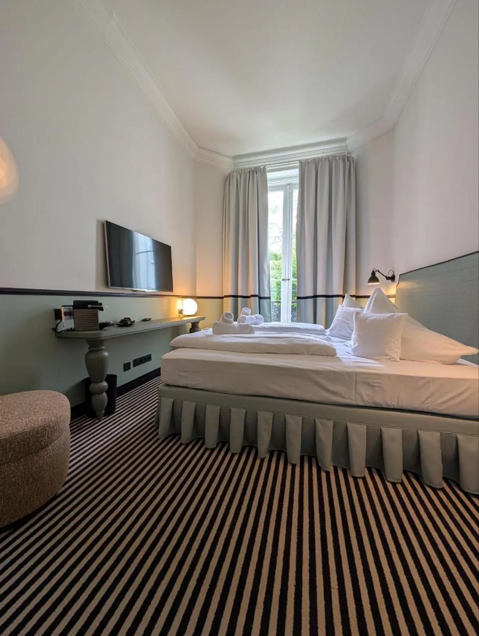 Photo of the whole room, Bed in Aussen Alster Hotel
