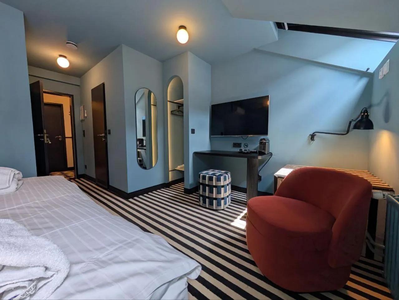 Photo of the whole room, Bed in Aussen Alster Hotel