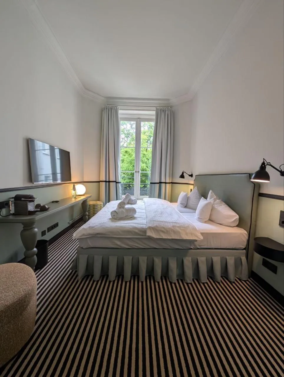 Photo of the whole room, Bed in Aussen Alster Hotel