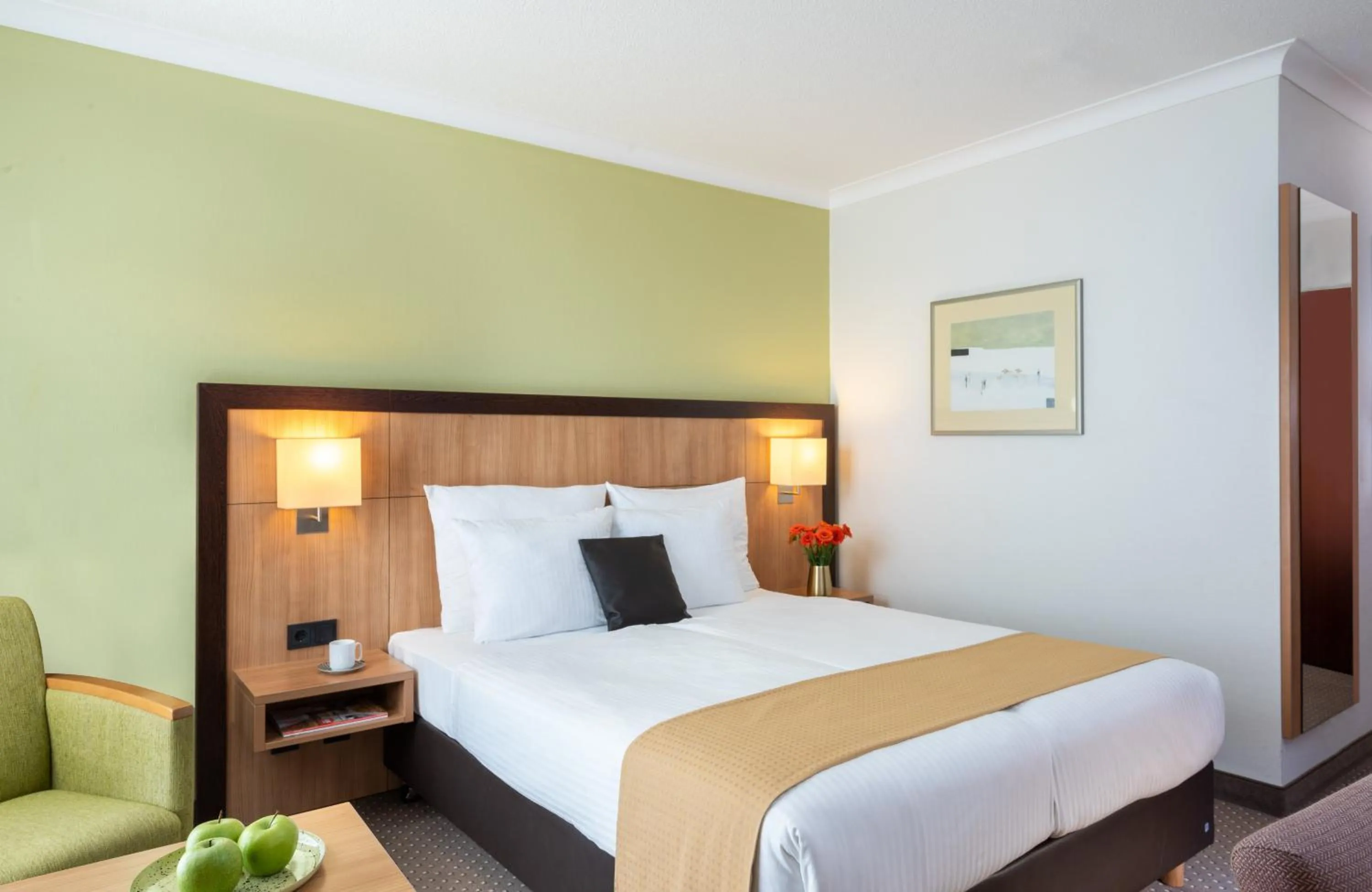 Photo of the whole room, Bed in Leonardo Hotel Düsseldorf Airport Ratingen