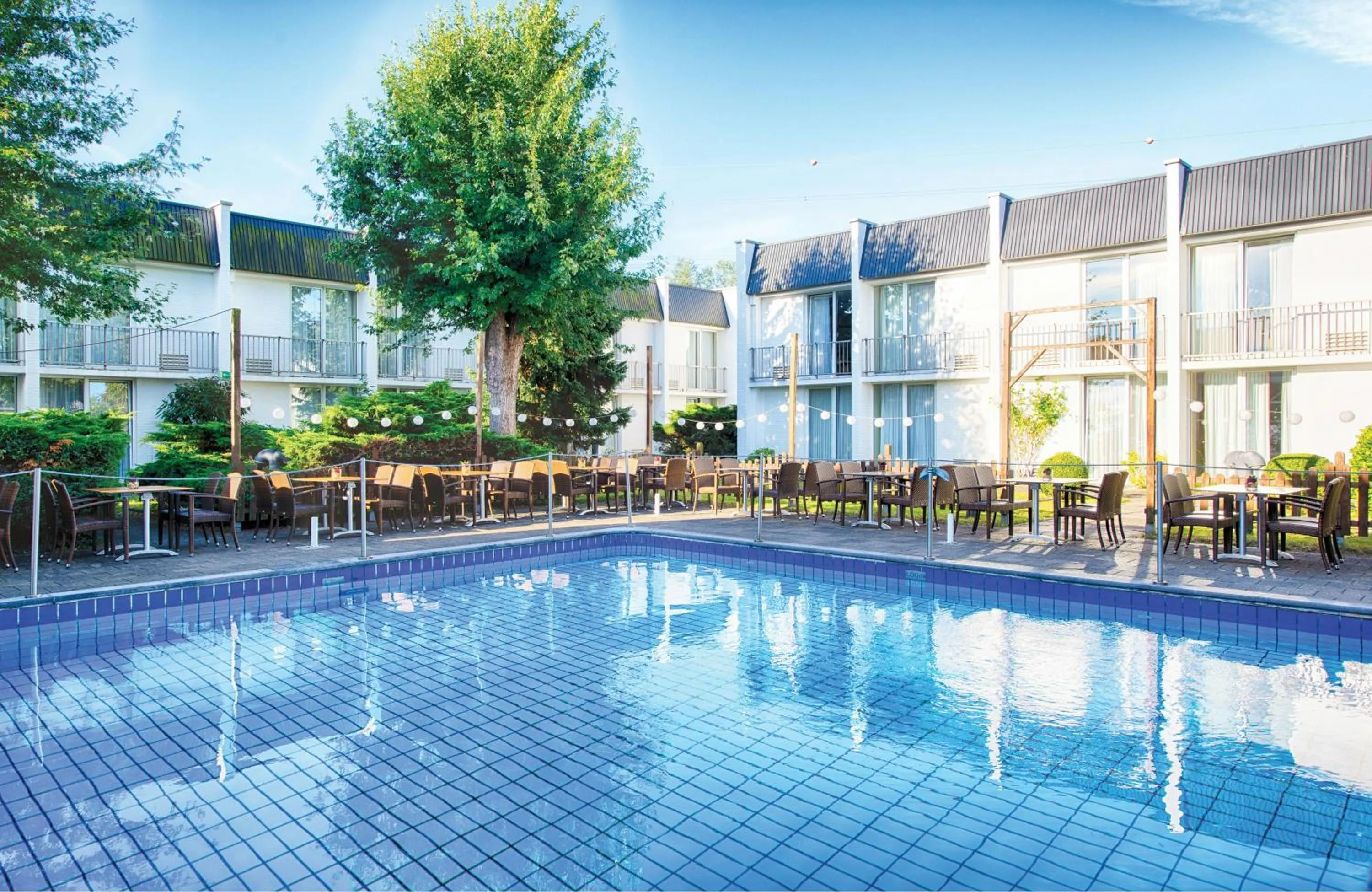Swimming pool in Leonardo Hotel Düsseldorf Airport Ratingen