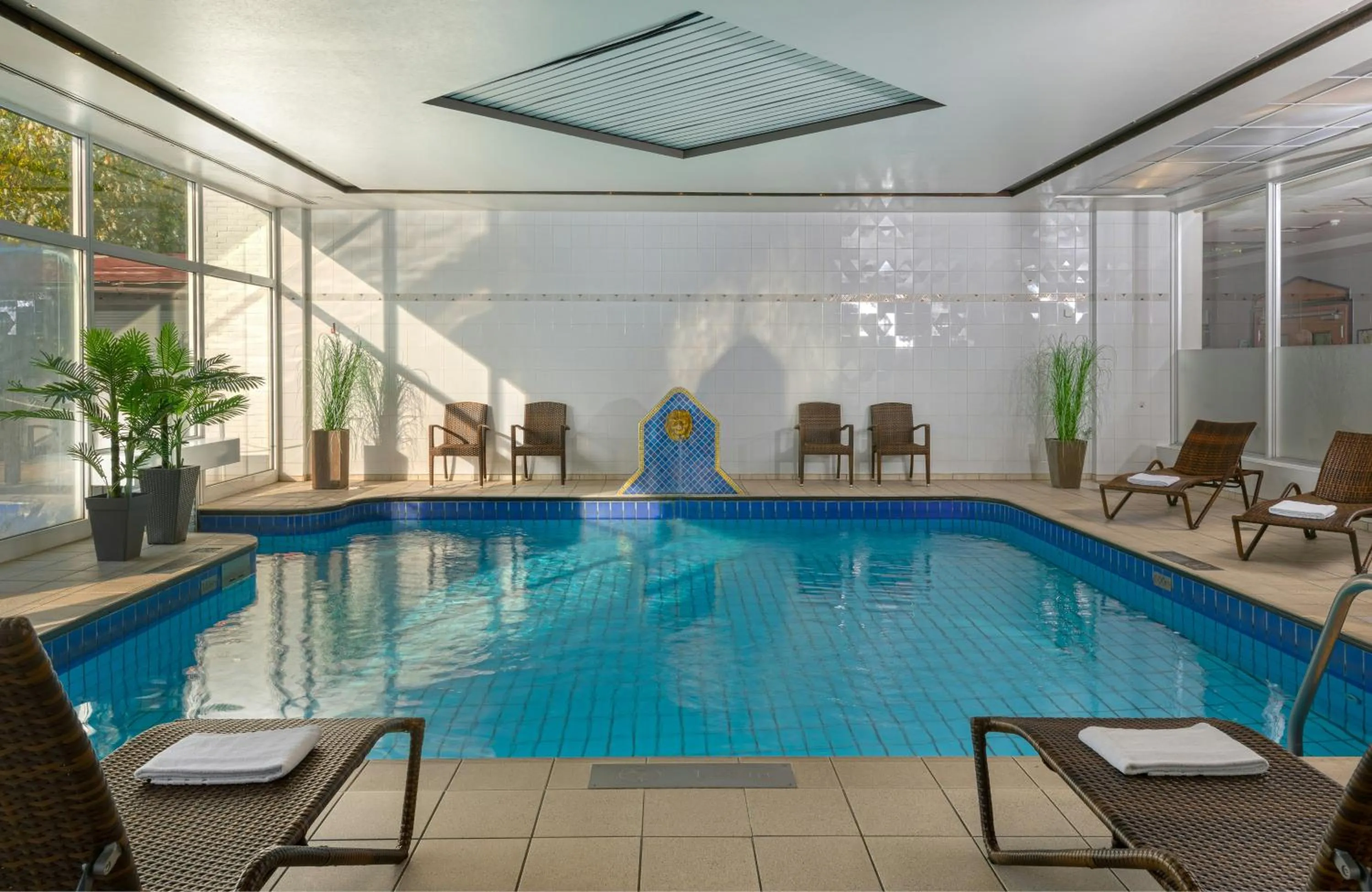 Swimming pool in Leonardo Hotel Düsseldorf Airport Ratingen