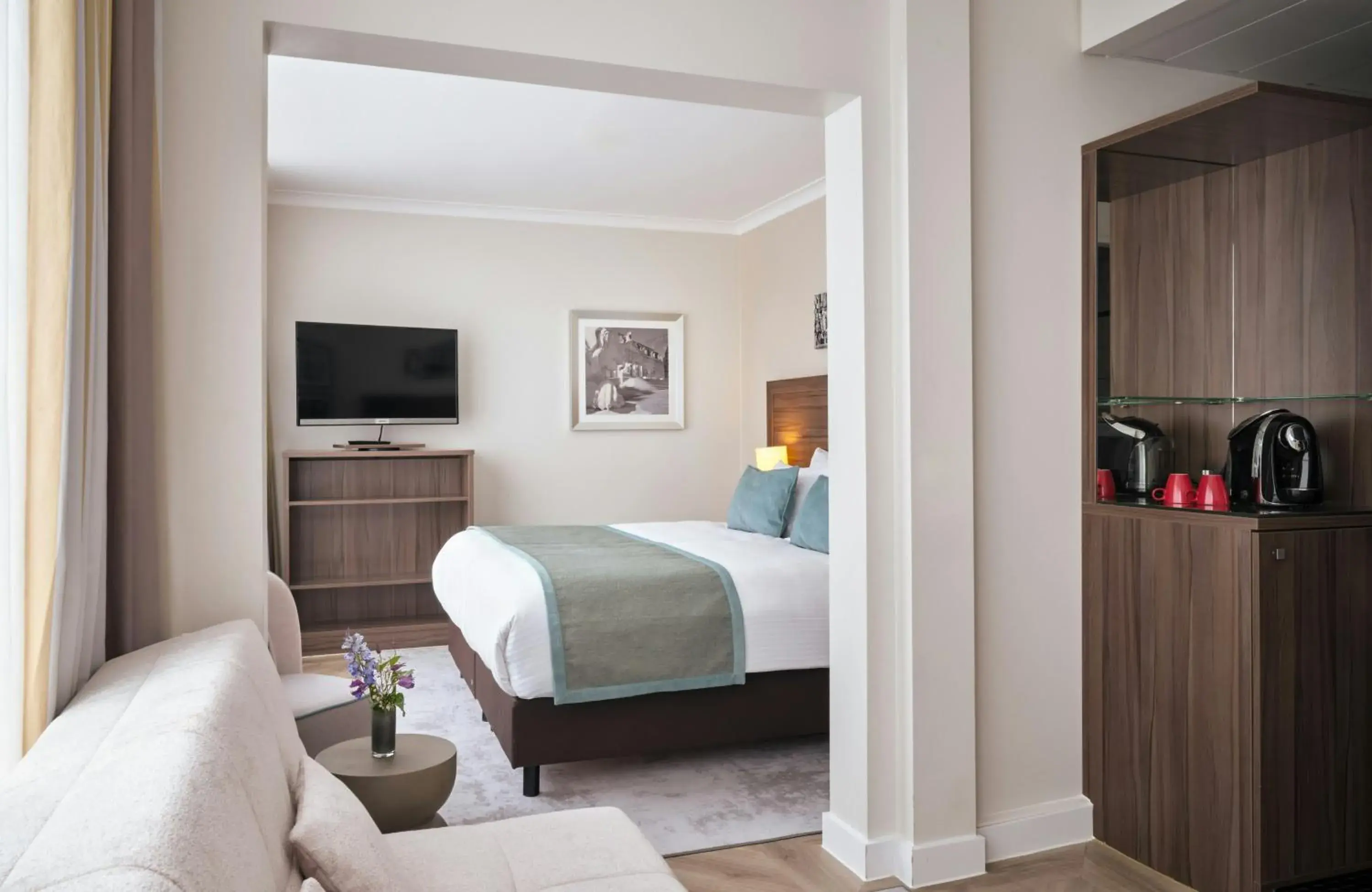 Photo of the whole room, Bed in Leonardo Royal Hotel Düsseldorf Königsallee Photo of the whole room, Bed in Leonardo Royal Hotel Düsseldorf Königsallee