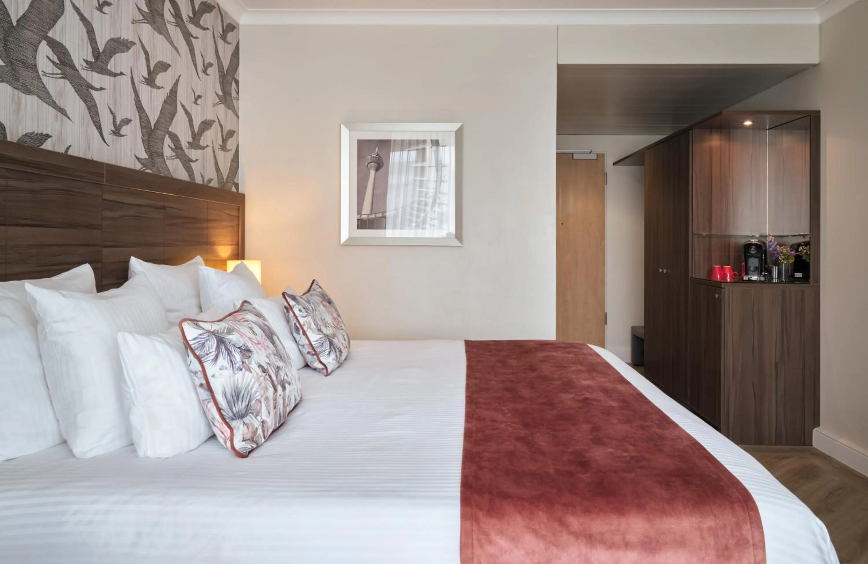 Photo of the whole room, Bed in Leonardo Royal Hotel Düsseldorf Königsallee