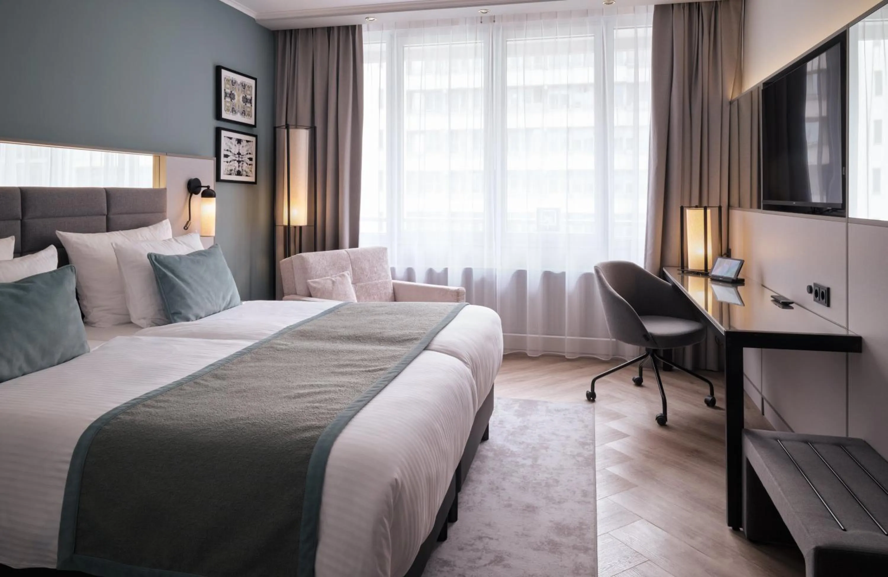 Photo of the whole room, Bed in Leonardo Royal Hotel Düsseldorf Königsallee