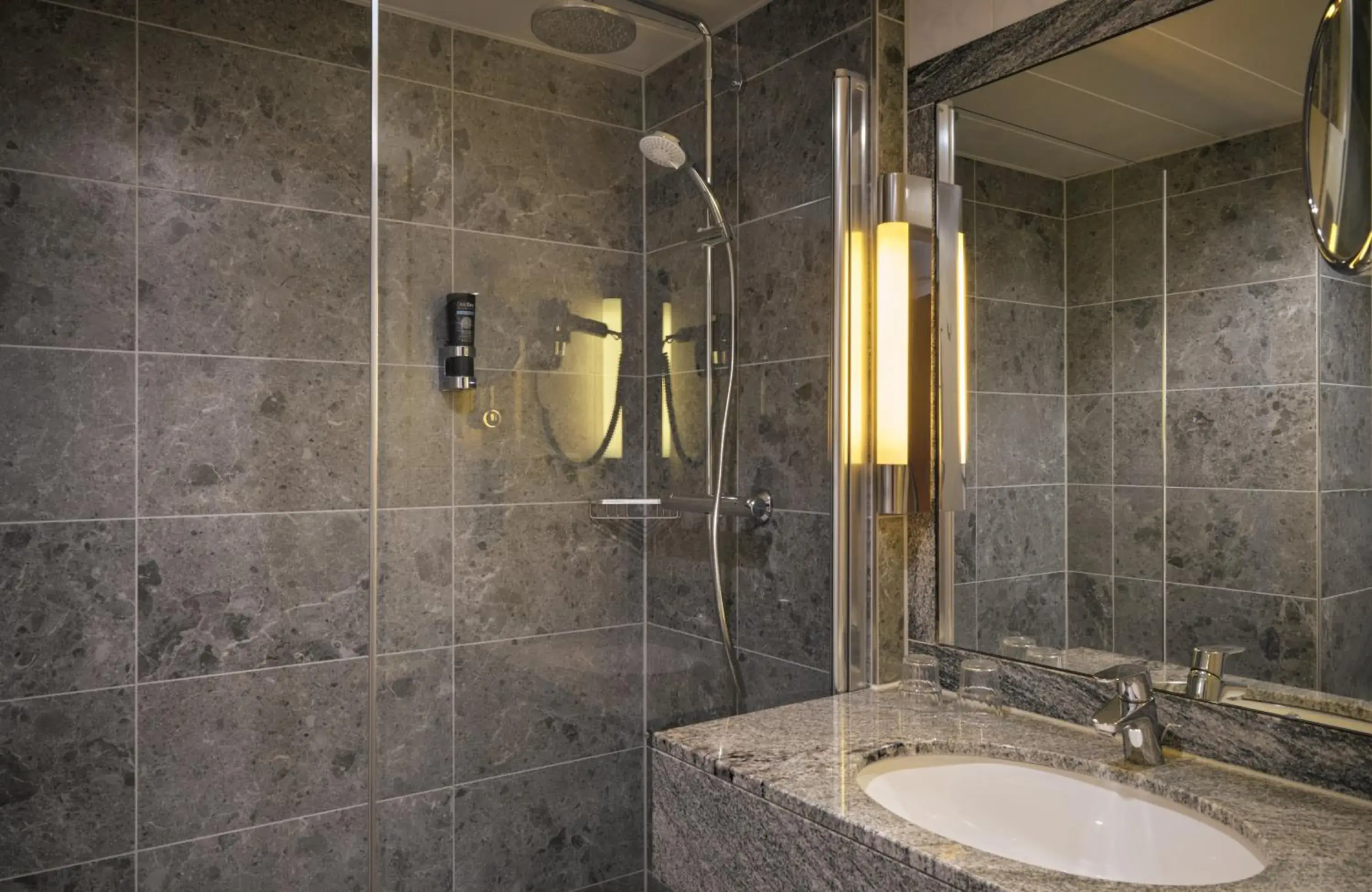 Bathroom in Leonardo Royal Hotel Düsseldorf Königsallee Bathroom in Leonardo Royal Hotel Düsseldorf Königsallee